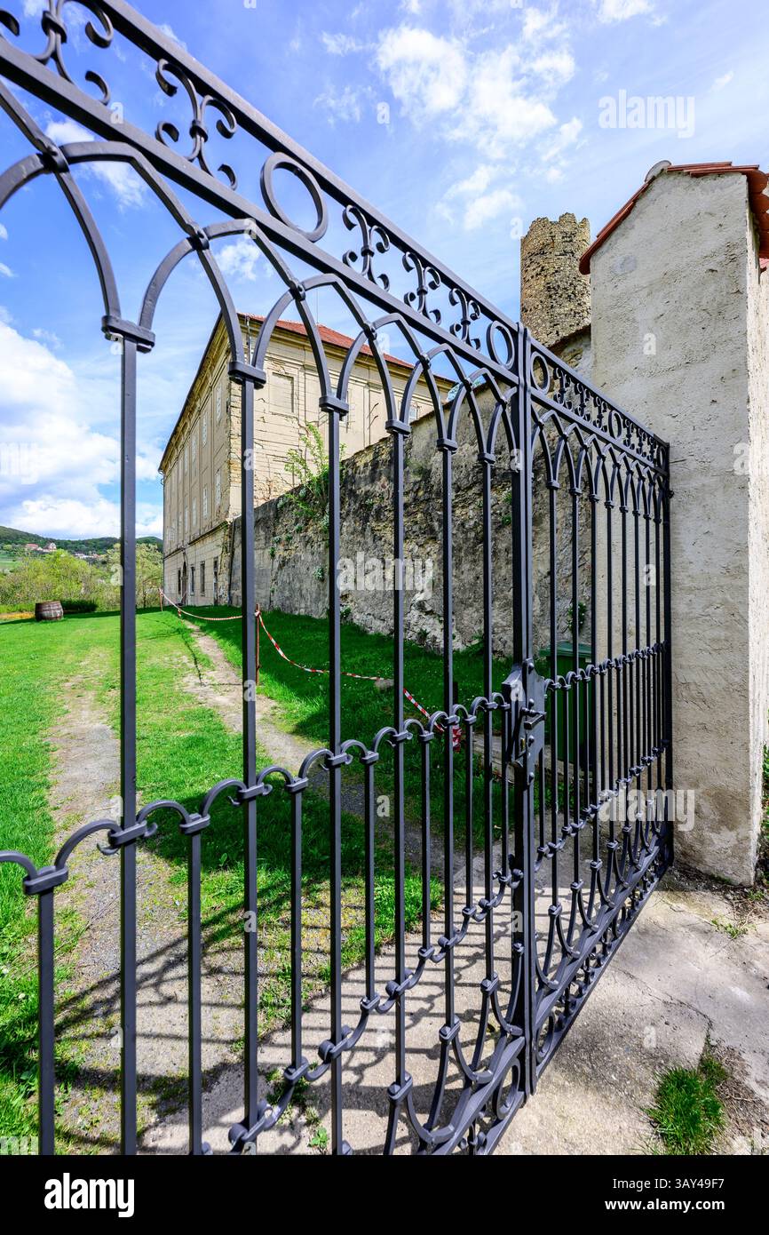 Vlastislav, Repubblica Ceca. 22 aprile 2025. Il castello di Skalka, luogo di nascita di Christoph Schonborn, l'ex arcivescovo e cardinale di Vienna, considerato uno dei possibili candidati al papato, nella foto del 22 aprile 2025, a Vlastislav, distretto di Litomerice, Repubblica Ceca. Crediti: Ondrej Hajek/CTK Photo/Alamy Live News Foto Stock