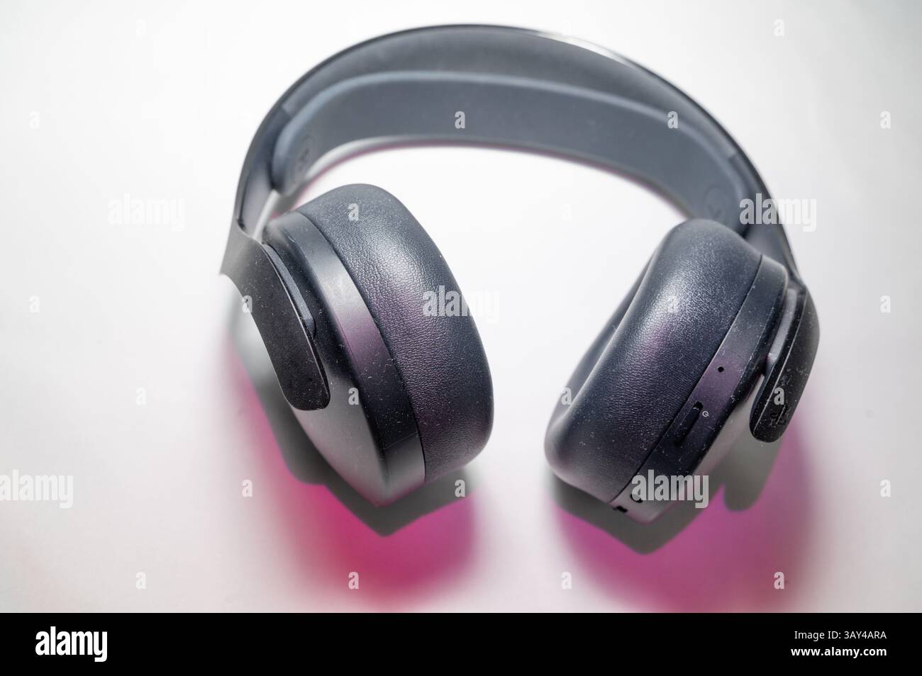 Queste cuffie wireless premium hanno un design elegante, perfetto per gli amanti della musica che cercano un'esperienza eccezionale Foto Stock