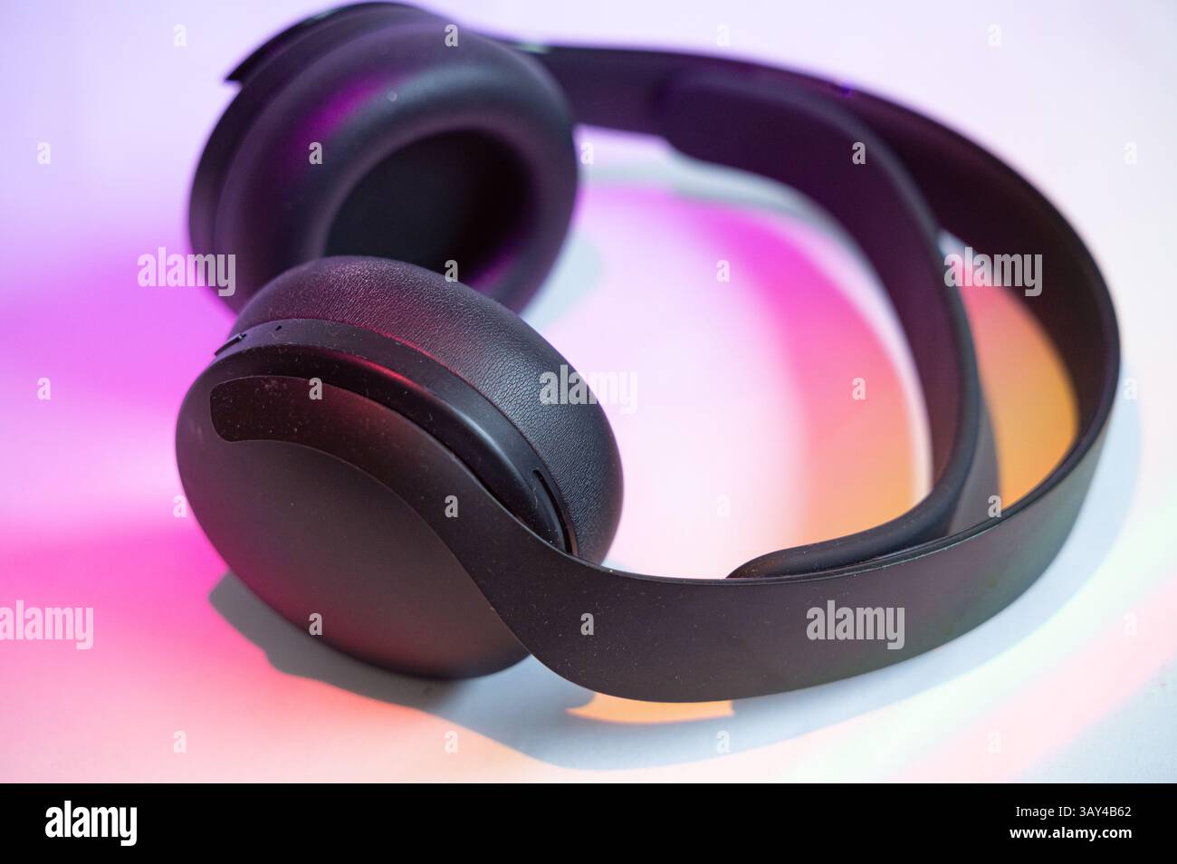Queste moderne cuffie nere sono caratterizzate da un design elegante ed elegante, che le rende perfette per un'esperienza audio coinvolgente Foto Stock