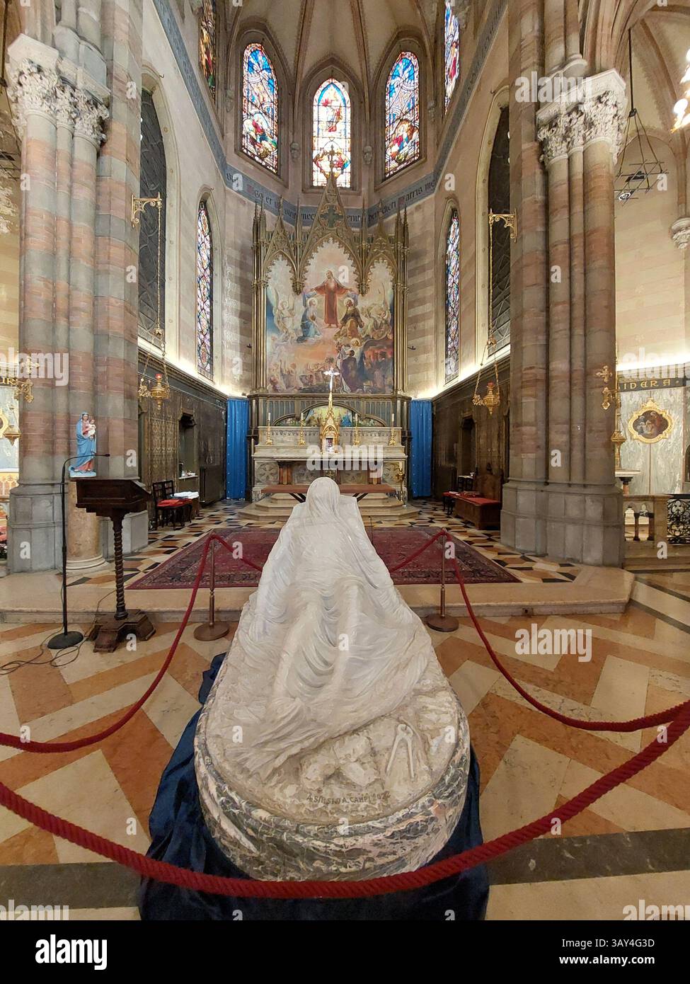 SCULTURA IN MARMO IL CRISTO VELATO DI ALBINO SIRSI INSIDETHE CHIESA DEL SACRO CUORE DI GESU' Foto Stock