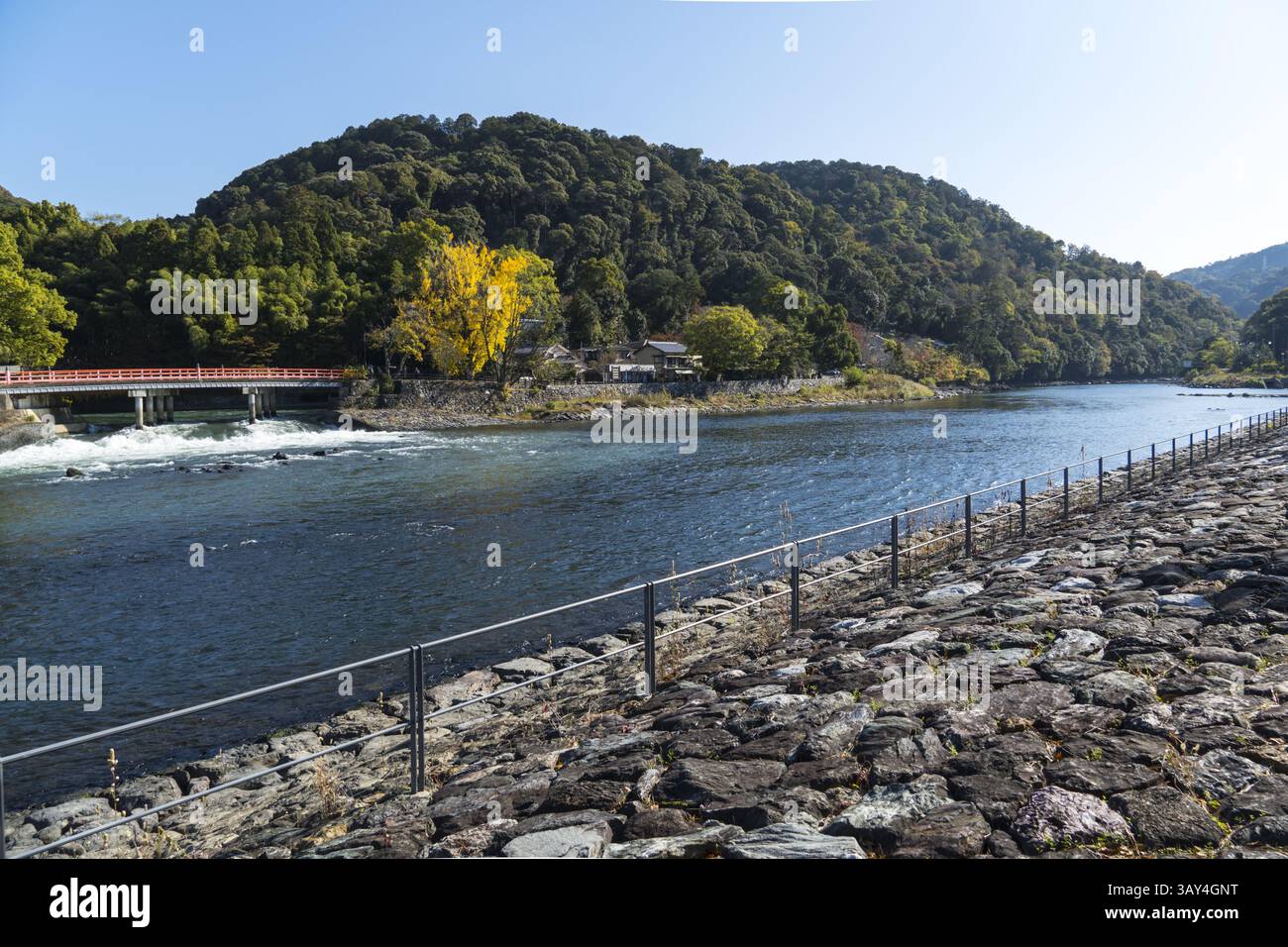 Paesaggio autunnale del fiume Uji e del ponte Miryu a Uji, Giappone Foto Stock
