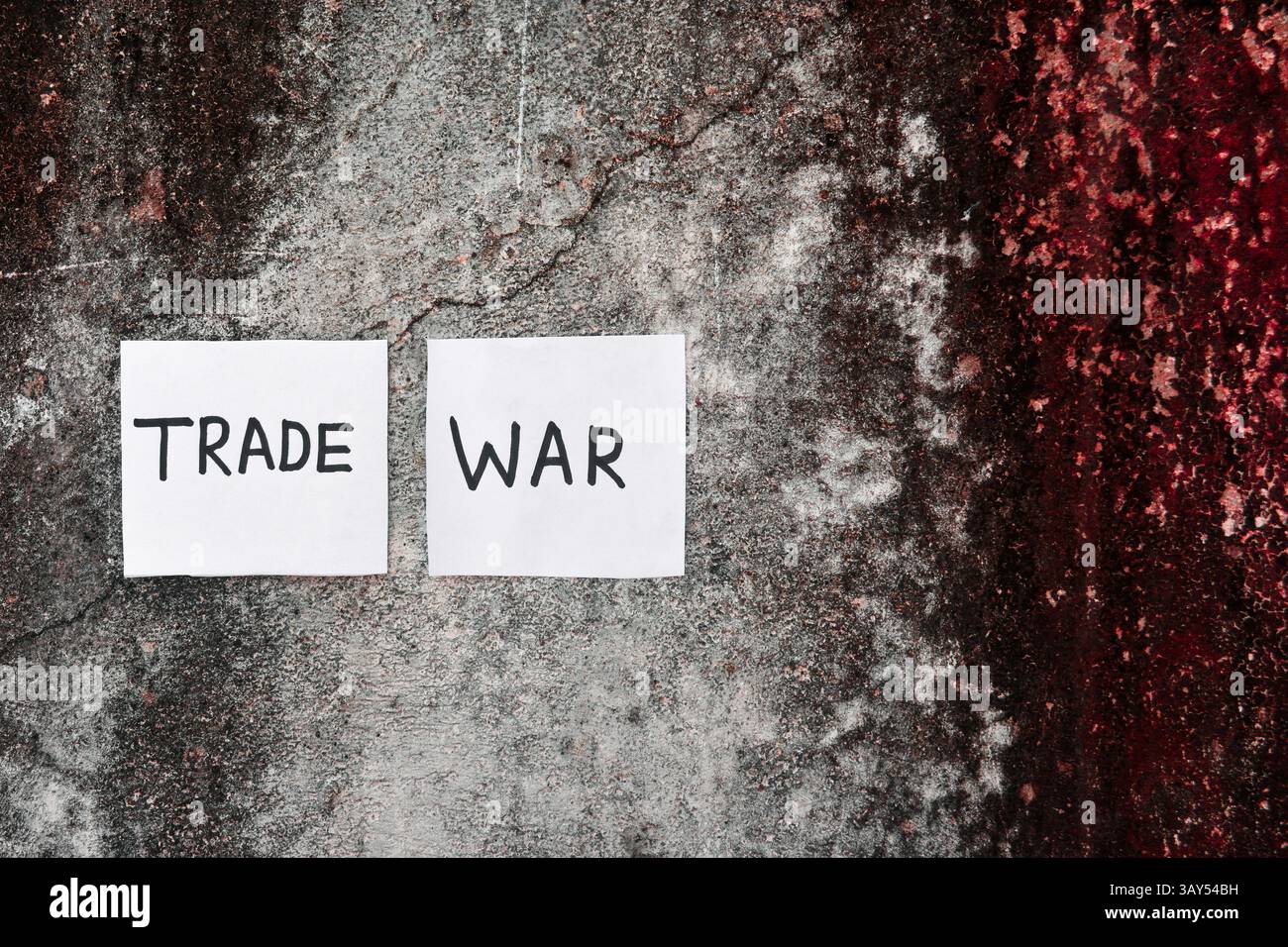 Testo della parola di guerra commerciale sullo sfondo del vecchio muro Foto Stock