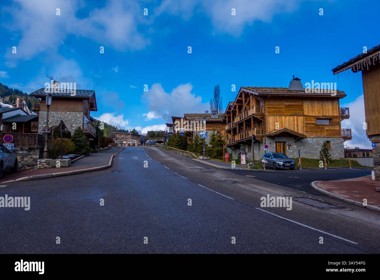 Chalet tradizionali nella stazione sciistica di Courchevel-le Praz, Francia Foto Stock