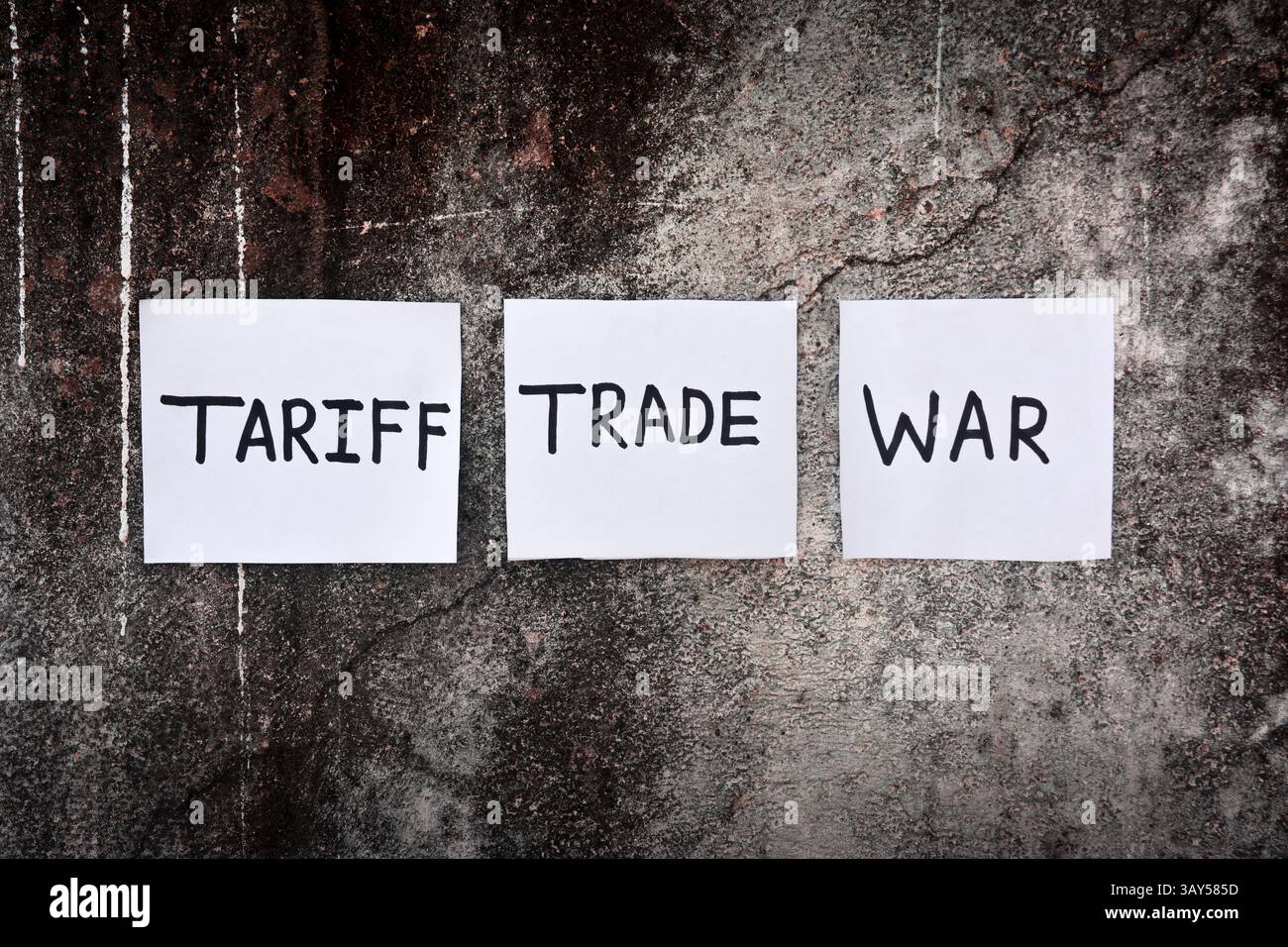 Testo di guerra commerciale tariffaria su un vecchio sfondo murale Foto Stock