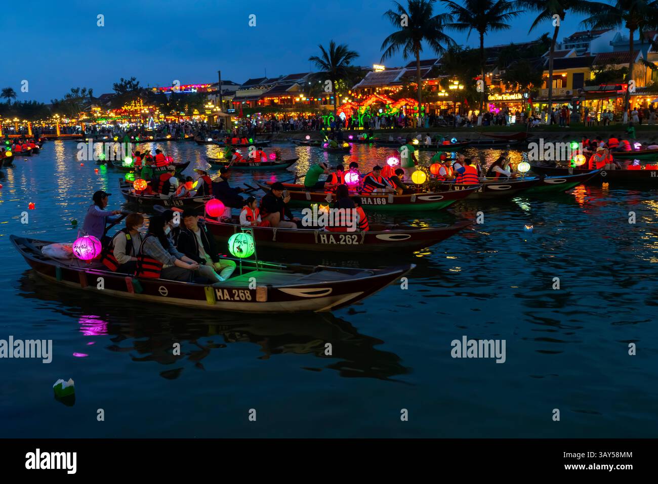 Crociera serale in barca a Hoi An Vietnam. I turisti sono molto soddisfatti della crociera serale in barca sul fiume Hoai, che offre una combinazione straordinaria Foto Stock