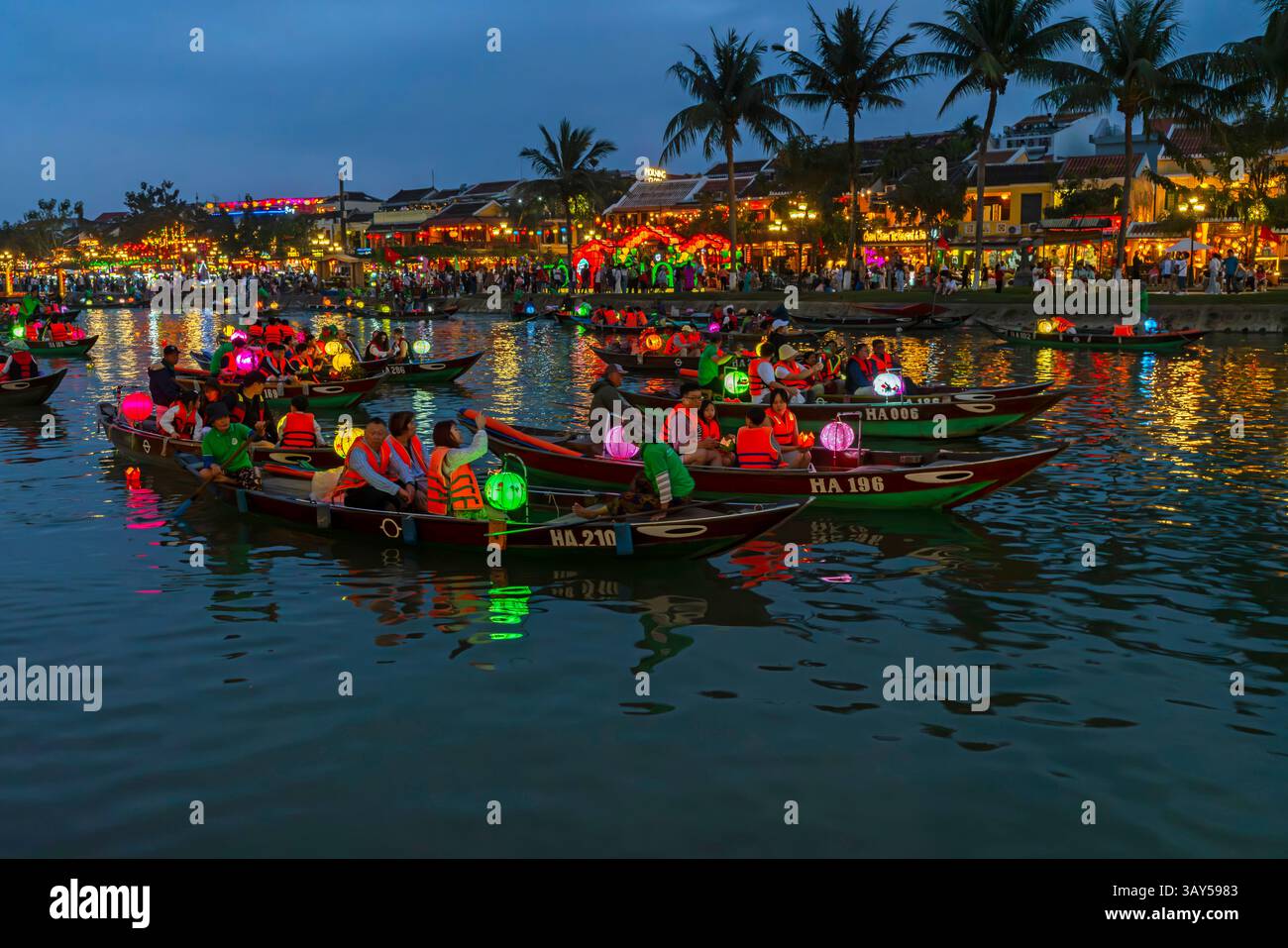 Crociera serale in barca a Hoi An Vietnam. I turisti sono molto soddisfatti della crociera serale in barca sul fiume Hoai, che offre una combinazione straordinaria Foto Stock