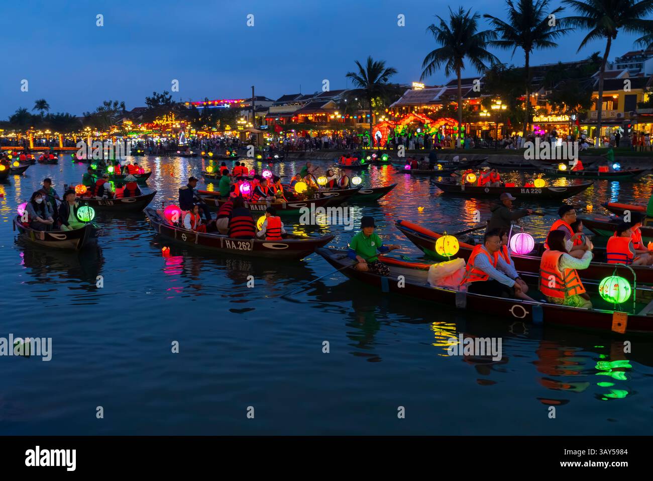 Crociera serale in barca a Hoi An Vietnam. I turisti sono molto soddisfatti della crociera serale in barca sul fiume Hoai, che offre una combinazione straordinaria Foto Stock