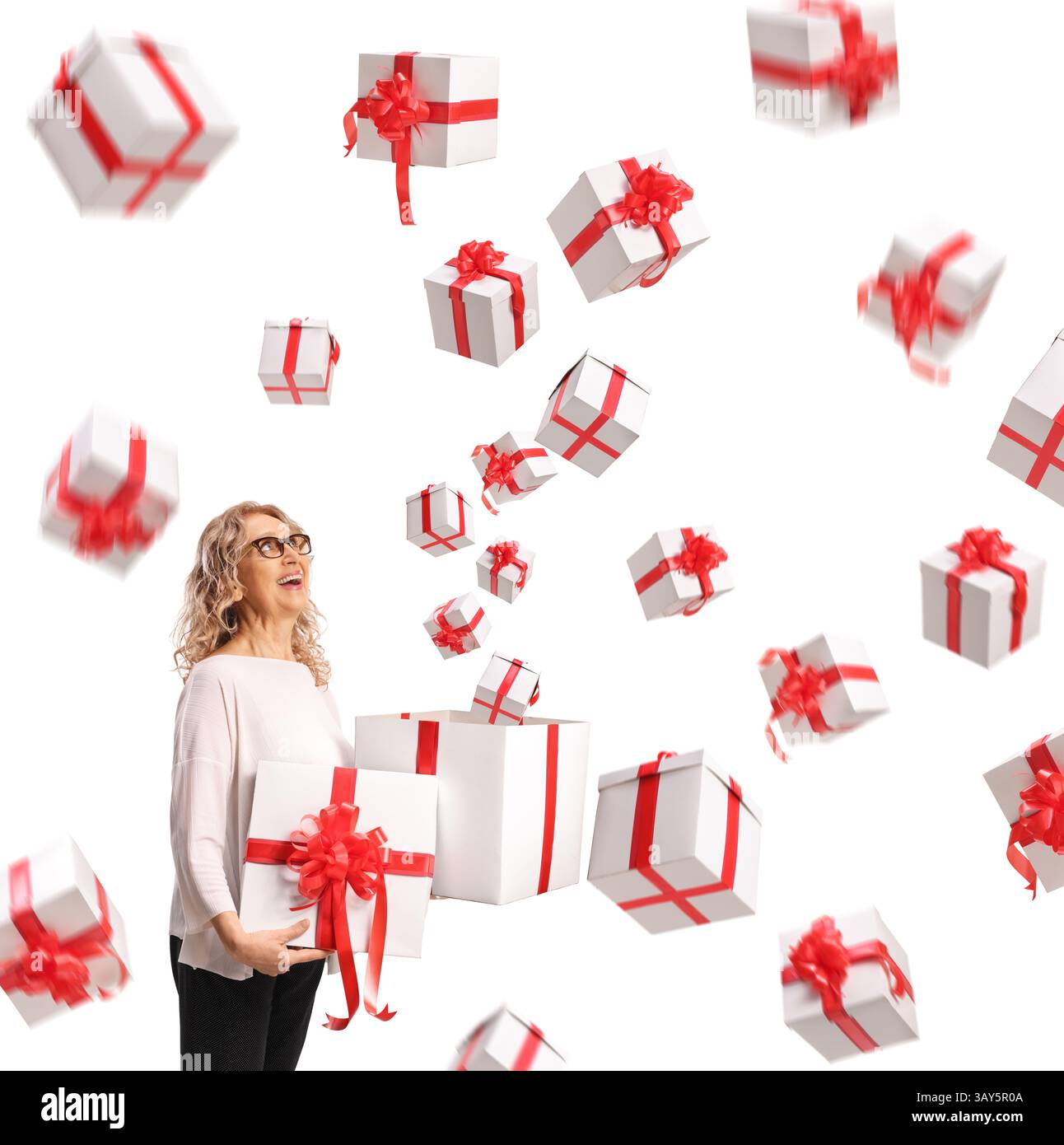 Donna felice con regali che volano in aria isolati su sfondo bianco Foto Stock