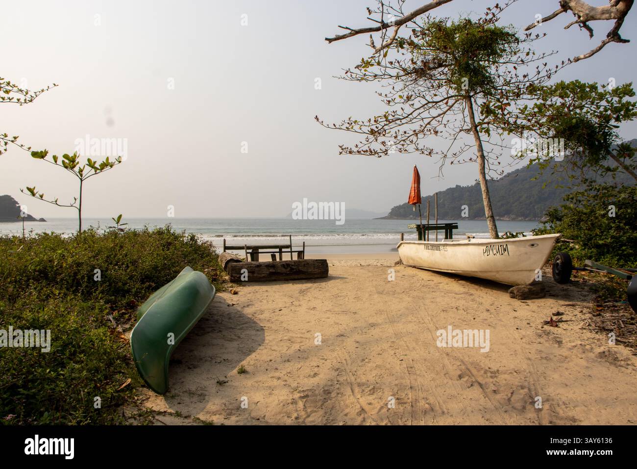 Paesaggio di spiaggia in un paese tropicale Foto Stock
