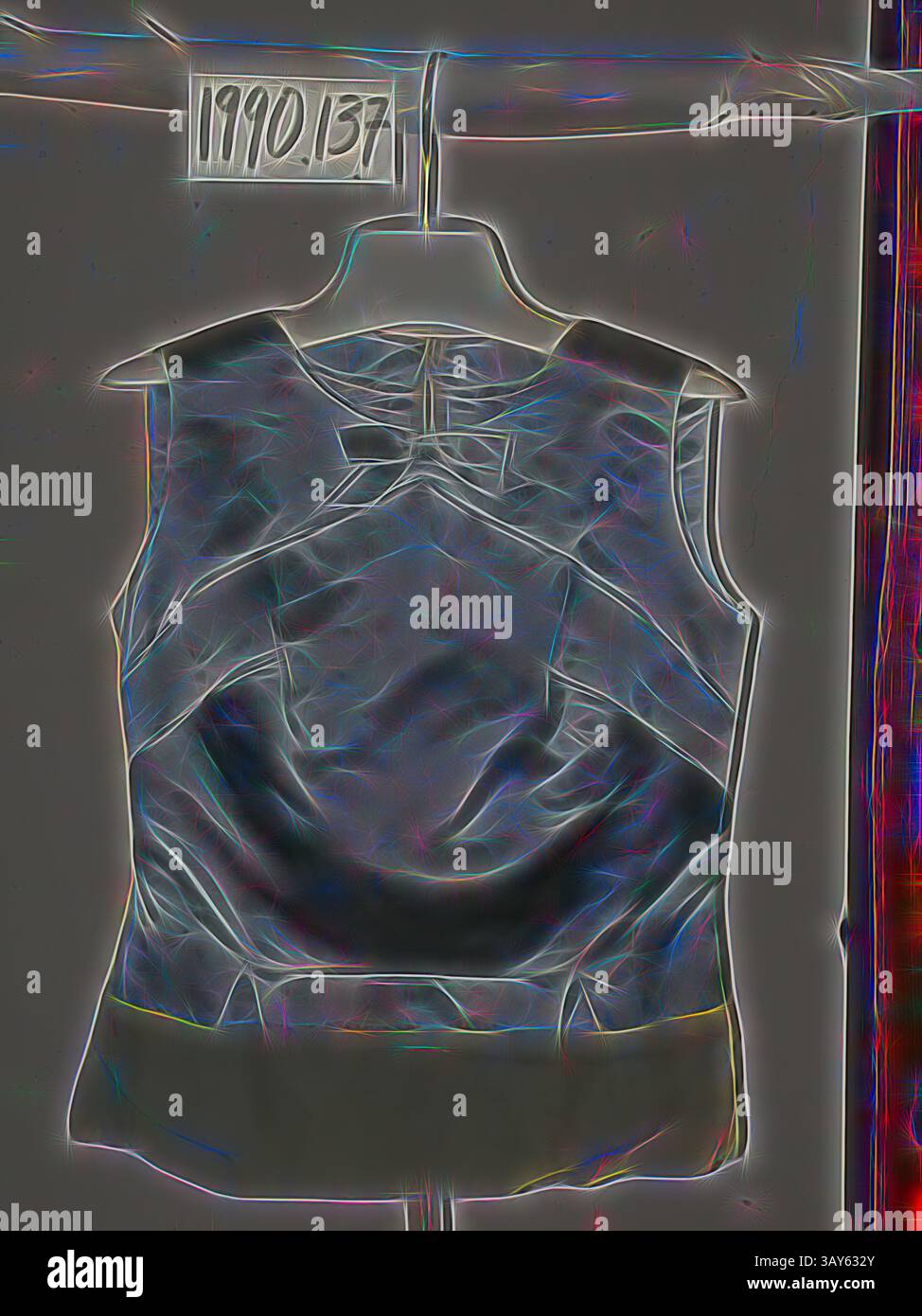 Un capo elegante esposto su un appendiabiti, caratterizzato da un design unico con dettagli intricati e una miscela di texture. L'articolo combina elementi moderni alla moda con una silhouette classica, mettendo in risalto l'artigianalità e il fascino estetico. Blusa, 1963, lungh.: 24 poll., Textile and Fashion Arts, arte classica con un tocco moderno reinterpretato da Artotop Foto Stock