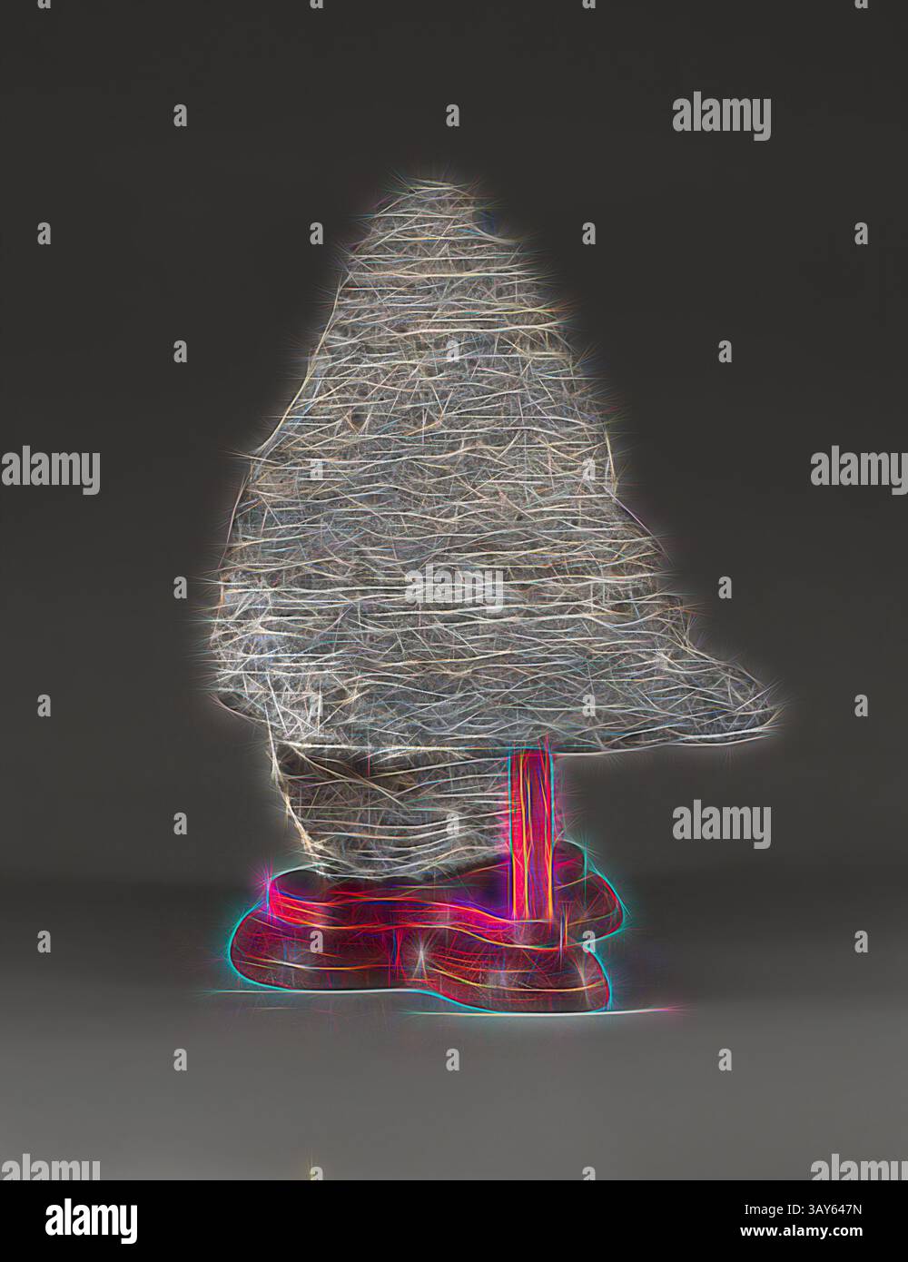 Una rappresentazione astratta di una formazione rocciosa, evidenziata da contorni vibranti che creano un senso di profondità e consistenza, poggiata su una base stilizzata., Fringe of Orient su piedistallo in legno, dinastia Qing, dinastia Qing, anni '1700, granito, 8 x 12-1/4 poll., arte asiatica, arte classica con un tocco moderno reinventata da Artotop Foto Stock