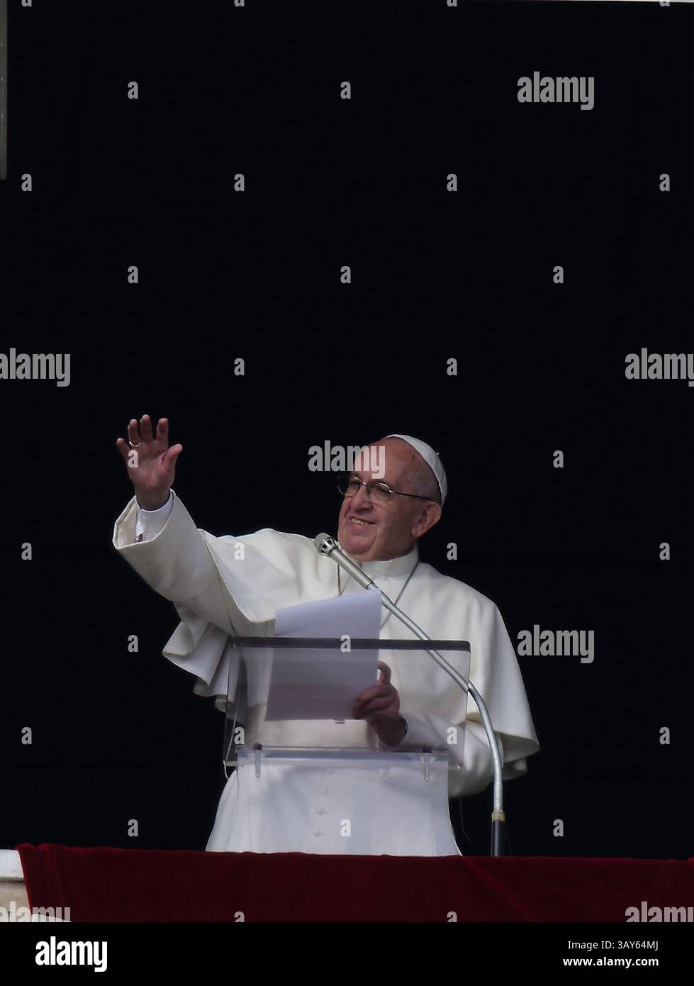 13 novembre 2016 - Stato della città del Vaticano (Santa sede) - PAPA FRANCESCO conduce la preghiera dell'Angelus dalla finestra del Palazzo Apostolico in Piazza San Pietro in Vaticano. (Immagine di credito: © Evandro Inetti via ZUMA Wire) Foto Stock