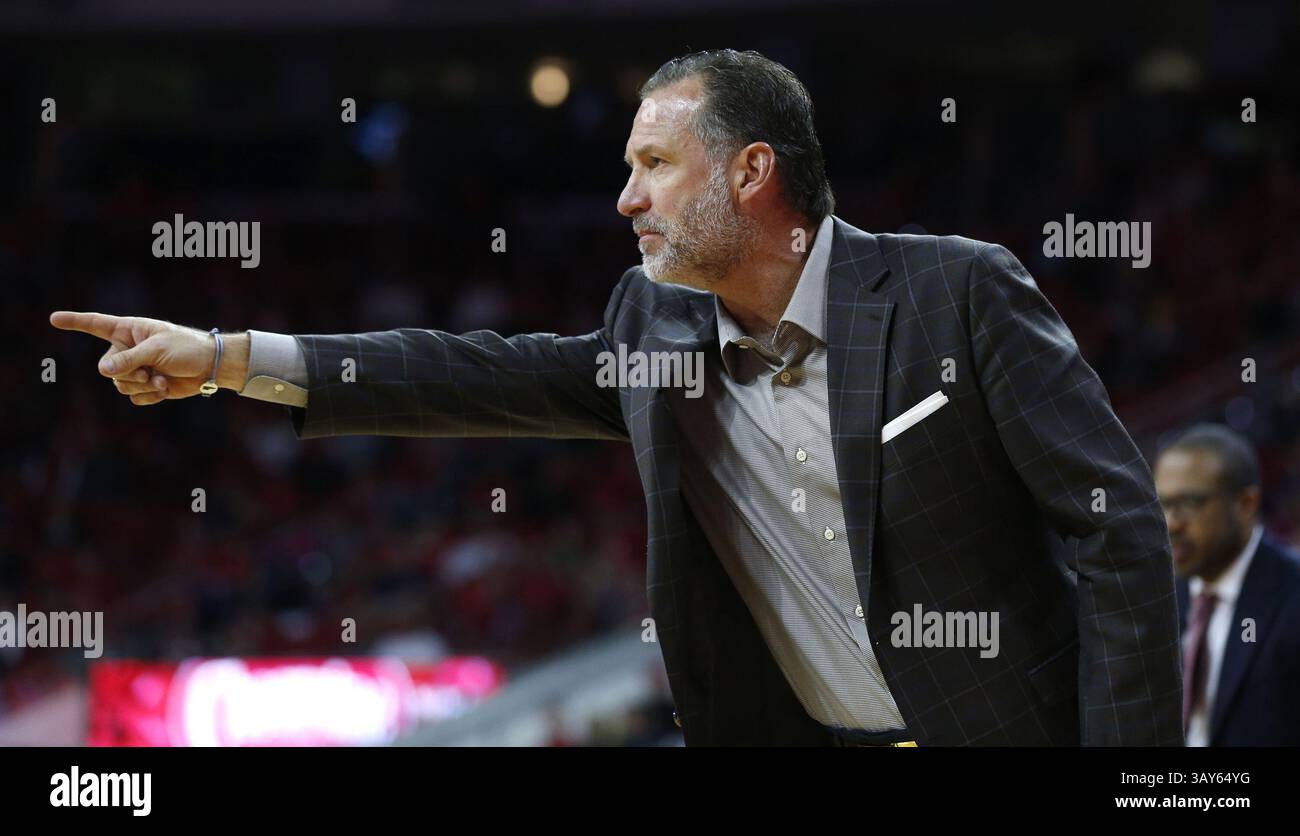 13 novembre 2016 - Raleigh, NC, USA - N.C. il capo-allenatore dello stato Mark Gottfried si presenta alla sua squadra durante la seconda metà della vittoria di N.C. State 86-61 contro il St. Francis College domenica 13 novembre 2016 alla PNC Arena di Raleigh, N.C. (Credit Image: © Ethan Hyman/TNS via ZUMA Wire) Foto Stock