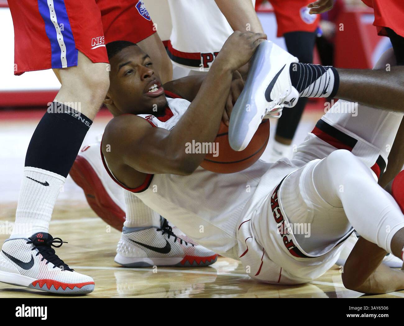 13 novembre 2016 - Raleigh, NC, USA - Dennis Smith Jr. (4) dello stato N.C. combatte per un pallone libero durante la seconda metà della vittoria del 86-61 di N.C. State contro il St. Francis College domenica 13 novembre 2016 alla PNC Arena di Raleigh, N.C. (Credit Image: © Ethan Hyman/TNS via ZUMA Wire) Foto Stock