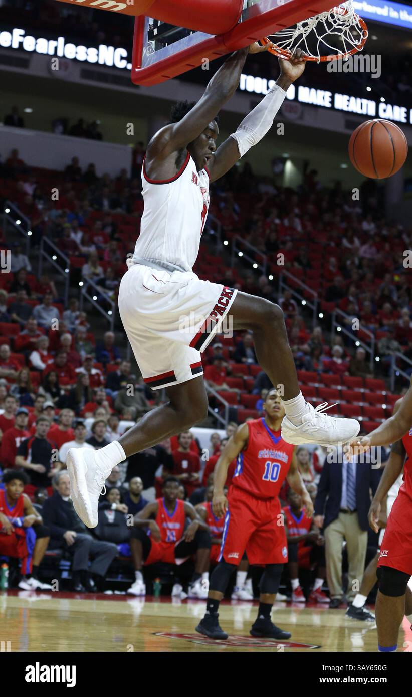 13 novembre 2016 - Raleigh, NC, USA - Abdul-Malik Abu (0) dello stato di N.C. batte in due punti nel primo tempo contro il St. Francis College domenica 13 novembre 2016 alla PNC Arena di Raleigh, N.C. (Credit Image: © Ethan Hyman/TNS via ZUMA Wire) Foto Stock