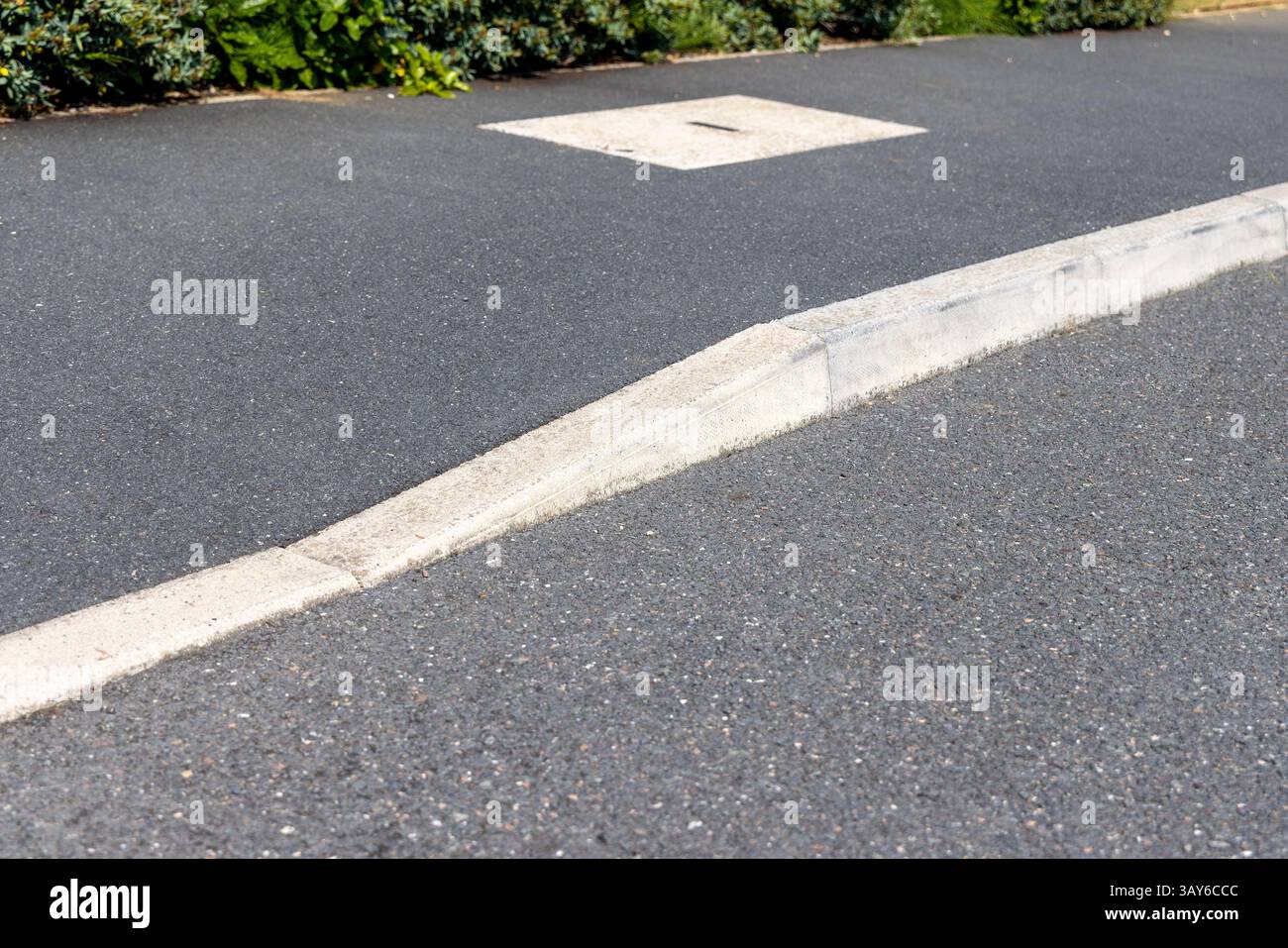Nuova installazione di kurb caduti per l'accesso del veicolo al vialetto di accesso Foto Stock