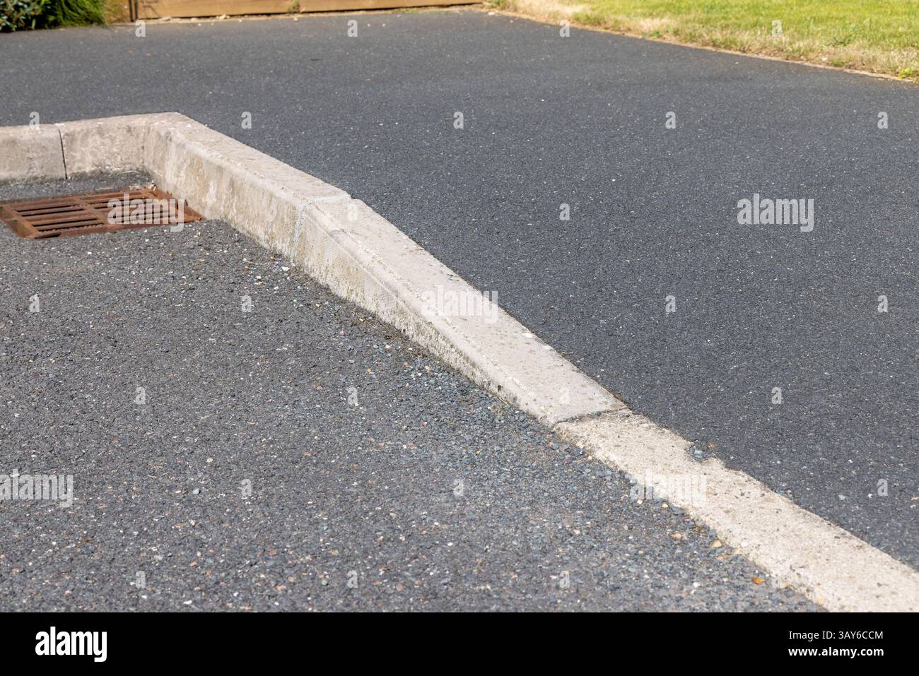 Nuova installazione di kurb caduti per l'accesso del veicolo al vialetto di accesso Foto Stock