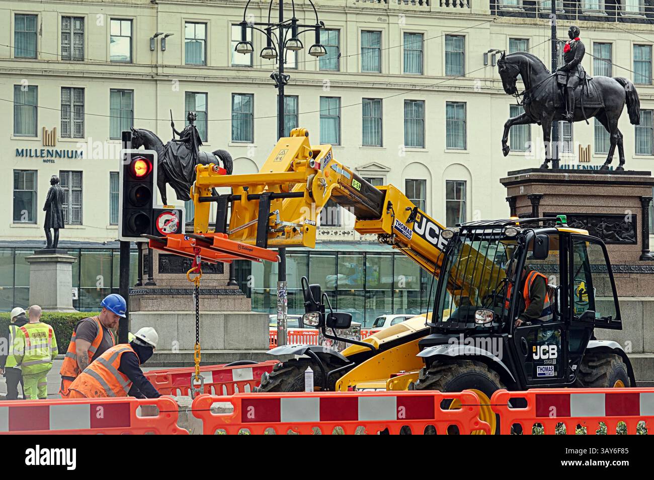 Glasgow, Scozia, Regno Unito. 22 aprile 2025. Il controverso rinnovamento di George Square iniziò con il fencimnf fuori dalla piazza e il posizionamento di blocchi di cemento nell'angolo di Queen Street. Credit Gerard Ferry/Alamy Live News Foto Stock