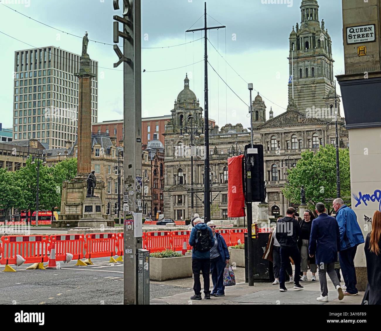 Glasgow, Scozia, Regno Unito. 22 aprile 2025. Il controverso rinnovamento di George Square iniziò con il fencimnf fuori dalla piazza e il posizionamento di blocchi di cemento nell'angolo di Queen Street. Credit Gerard Ferry/Alamy Live News Foto Stock