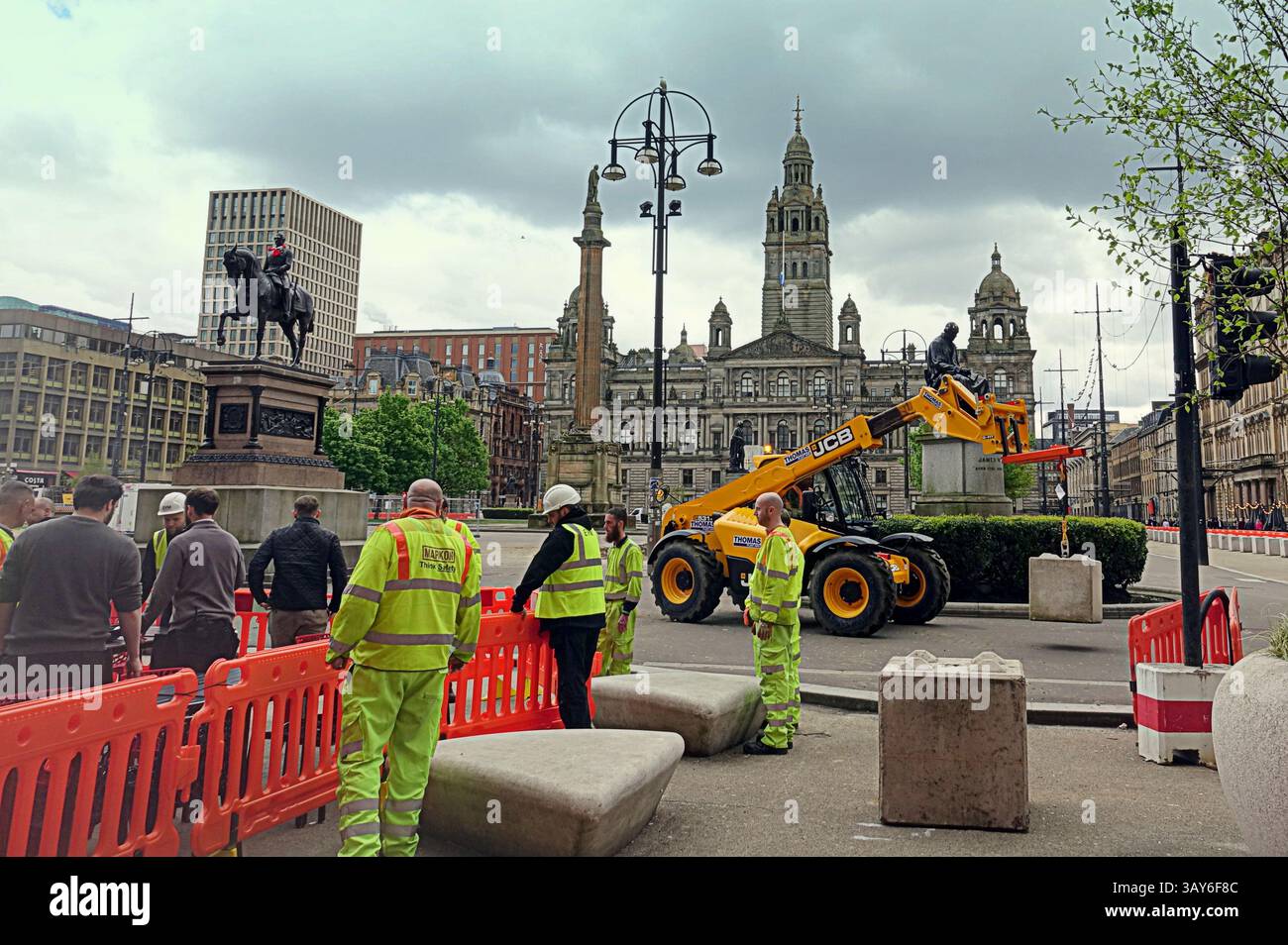 Glasgow, Scozia, Regno Unito. 22 aprile 2025. Il controverso rinnovamento di George Square iniziò con il fencimnf fuori dalla piazza e il posizionamento di blocchi di cemento nell'angolo di Queen Street. Credit Gerard Ferry/Alamy Live News Foto Stock