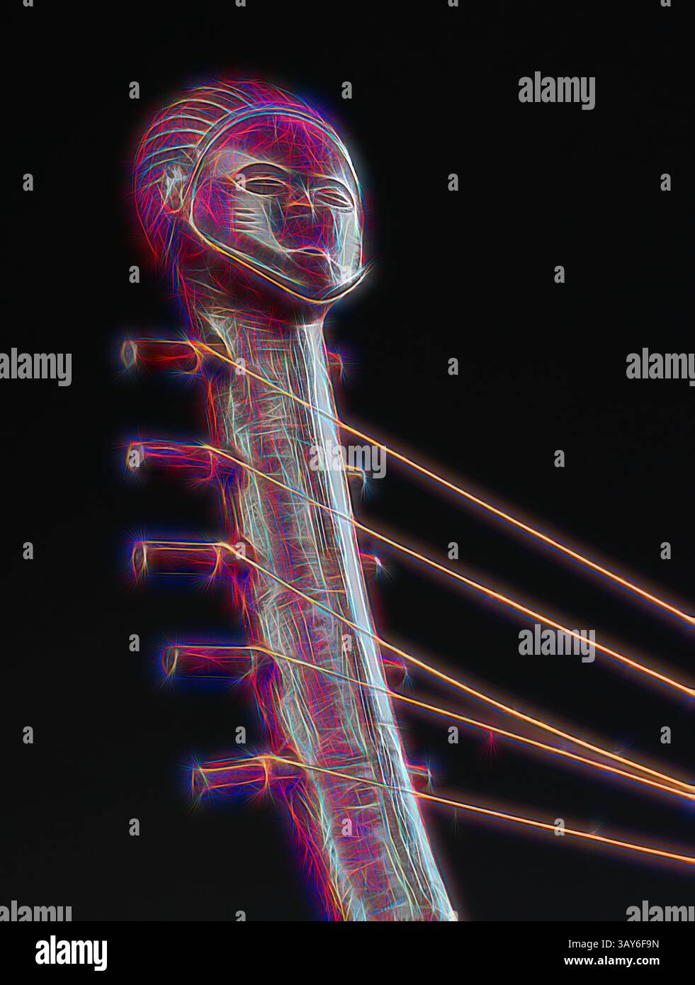 Uno strumento musicale stilizzato con un collo lungo e una testa dal design complesso, adornato da corde che irradiano energia, creando un coinvolgente gioco visivo di forma e suono., arpa, gente Zande, inizio del XX secolo, legno, pelle, fibra, ferro, 25-3/4 x 15-3/4 x 8-1/4 poll., arte africana, arte classica con un tocco moderno reinventata da Artotop Foto Stock