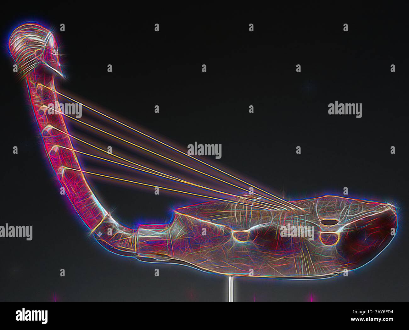 Una rappresentazione artistica di uno strumento a corde unico, che mostra il suo corpo allungato e dettagli di design intricati. Le corde si estendono dal corpo, aggiungendo un elemento dinamico alla sua struttura complessiva: Arpa, popolo Zande, inizio del XX secolo, legno, pelle, fibra, ferro, 25-3/4 x 15-3/4 x 8-1/4 poll., arte africana, arte classica con un tocco moderno reinventata da Artotop Foto Stock