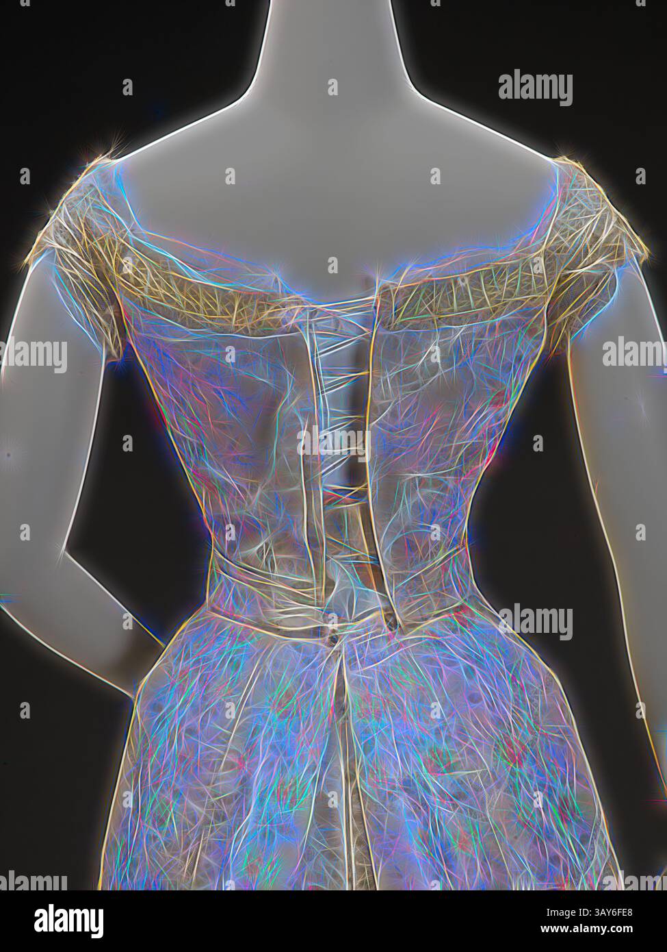 Abito vintage con intricati dettagli in pizzo e un delicato lacci sul dorso, impreziosito da un manichino, che ne esalta la silhouette elegante e il tessuto testurizzato. Abito a palla, G. ed E. Spitzer, (austriaco), circa 1900, nastri di seta, raso di seta, pizzo di cotone, L: 38 poll., G. & E. Spitzer di Vienna, Textile and Fashion Arts, arte classica con un tocco moderno reinventata da Artotop Foto Stock