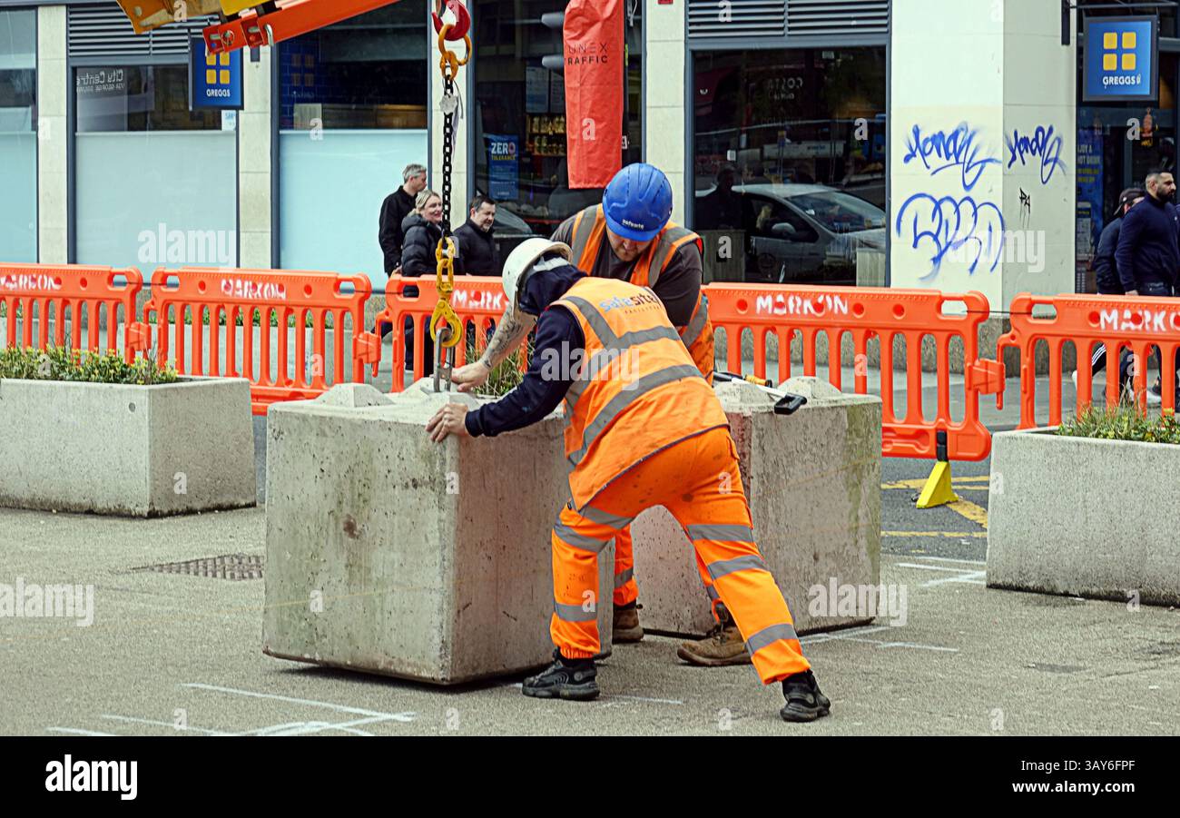 Glasgow, Scozia, Regno Unito. 22 aprile 2025. Il controverso rinnovamento di George Square iniziò con il fencimnf fuori dalla piazza e il posizionamento di blocchi di cemento nell'angolo di Queen Street. Credit Gerard Ferry/Alamy Live News Foto Stock