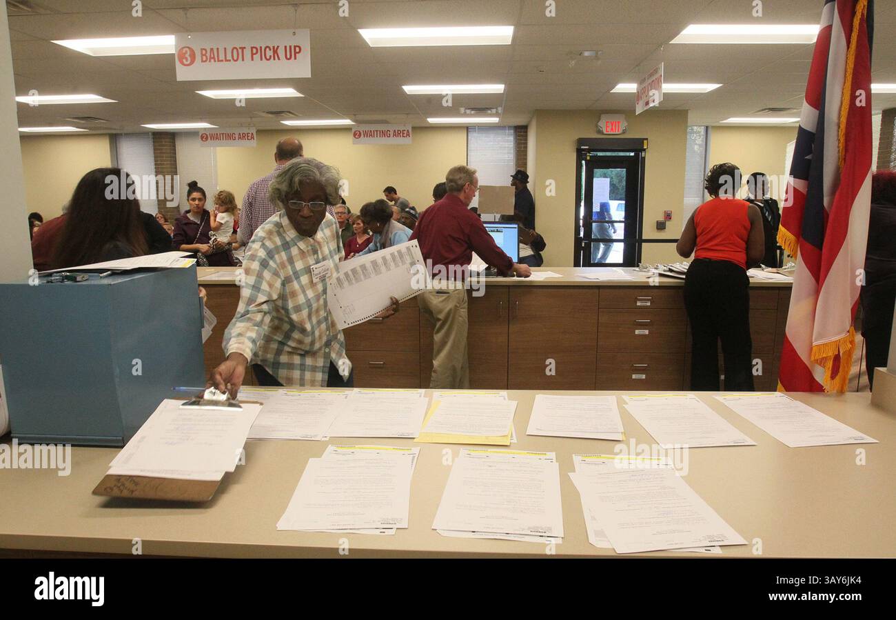 6 novembre 2016 - Akron, OH, USA - Un comitato elettorale tira un voto per un elettore durante la votazione anticipata di domenica 6 novembre 2016 al Summit County Board of Elections di Akron, Ohio. (Immagine di credito: © Mike Cardew/TNS tramite filo ZUMA) Foto Stock