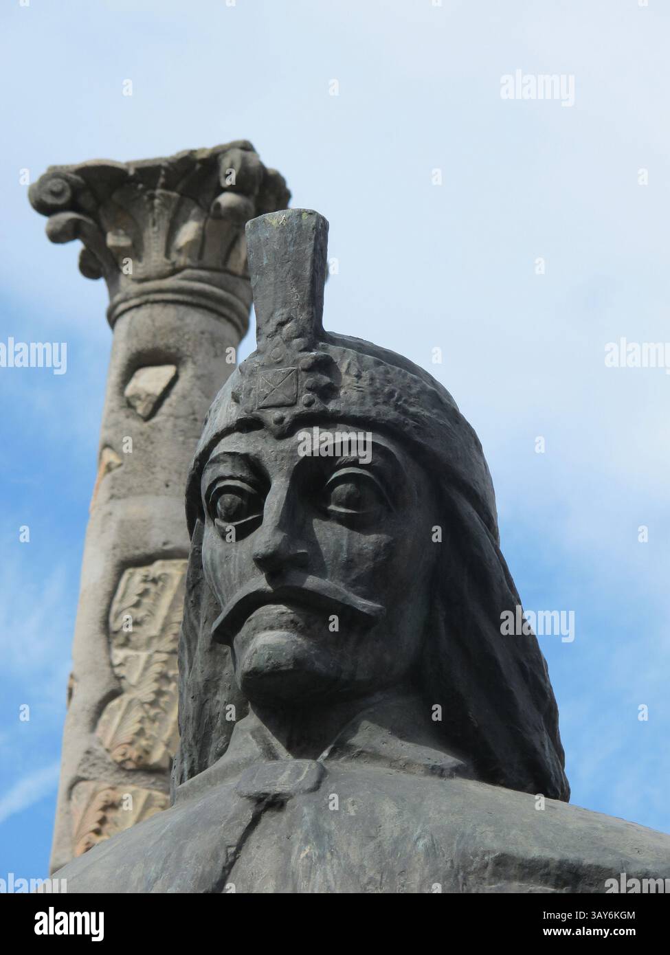 7 settembre 2015 - ROM - Vlad Tepes, l'ispirazione per il personaggio immaginario di Bram Stoker Dracula, è stato un principe guerriero del XV secolo che è ancora considerato un eroe nazionale in Romania per i suoi feroci combattimenti contro gli invasori stranieri. Il suo busto segna le rovine del palazzo di Bucarest da cui un tempo governava. (Immagine di credito: © John Dowling/TNS via ZUMA Wire) Foto Stock