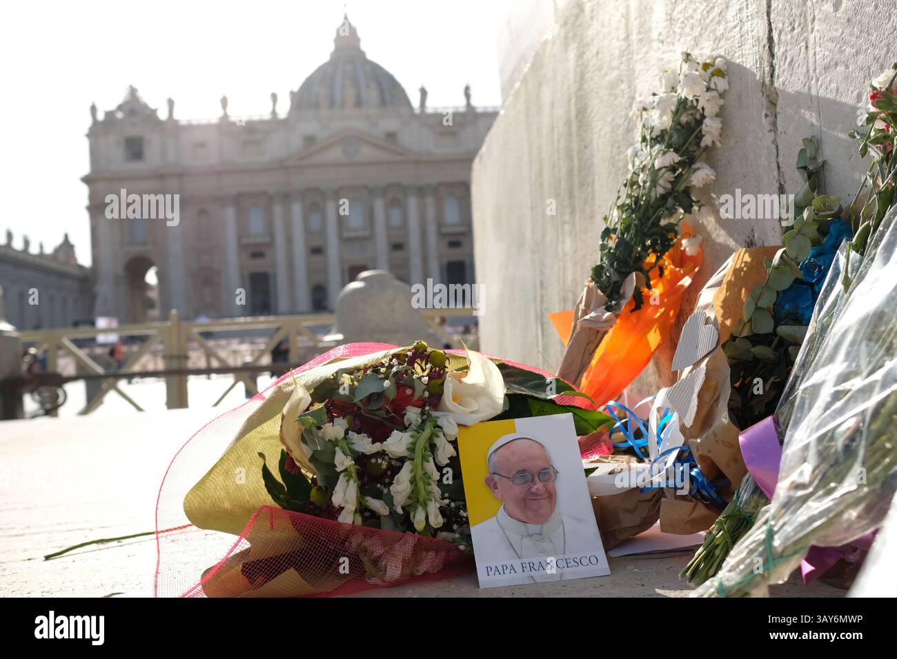 Città del Vaticano, Vaticano. 22 aprile 2025. I fedeli lasciano fiori e lettere a Papa Francesco in Piazza San Pietro, un giorno dopo la sua morte. Crediti: Camila Turriani/ Alamy Live News. Foto Stock