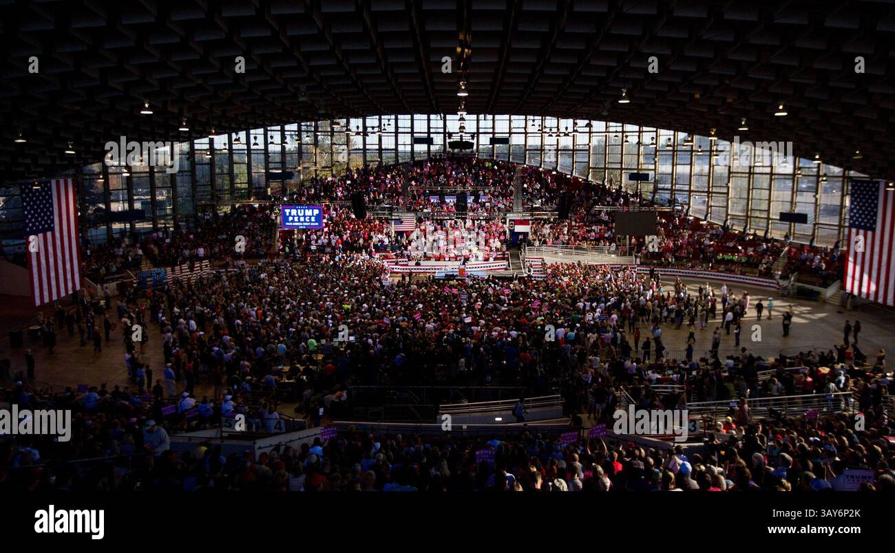 7 novembre 2016 - Raleigh, NC, USA - candidato repubblicano per le campagne del presidente Donald Trump alla Dorton Arena lunedì 7 novembre 2016 a Raleigh N.C. è l'ultimo giorno prima del giorno delle elezioni. (Immagine di credito: © Jill Knight/TNS via ZUMA Wire) Foto Stock