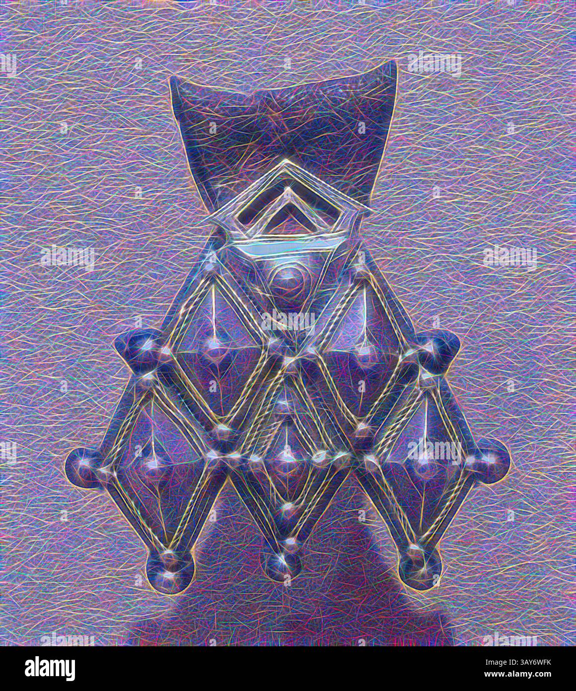 Un'impressionante scultura geometrica progettata con una combinazione di angoli netti e curve lisce, caratterizzata da un motivo di forme interconnesse e superfici luccicanti. Il pezzo cattura la luce e l'ombra in modo intrigante, creando un senso di profondità e dimensione., amuleto al petto della donna, popolo tuareg, XX secolo, pelle, argento, 3-1/2 x 3 x 1/2 cm, arte africana, arte classica con un tocco moderno reinventata da Artotop Foto Stock