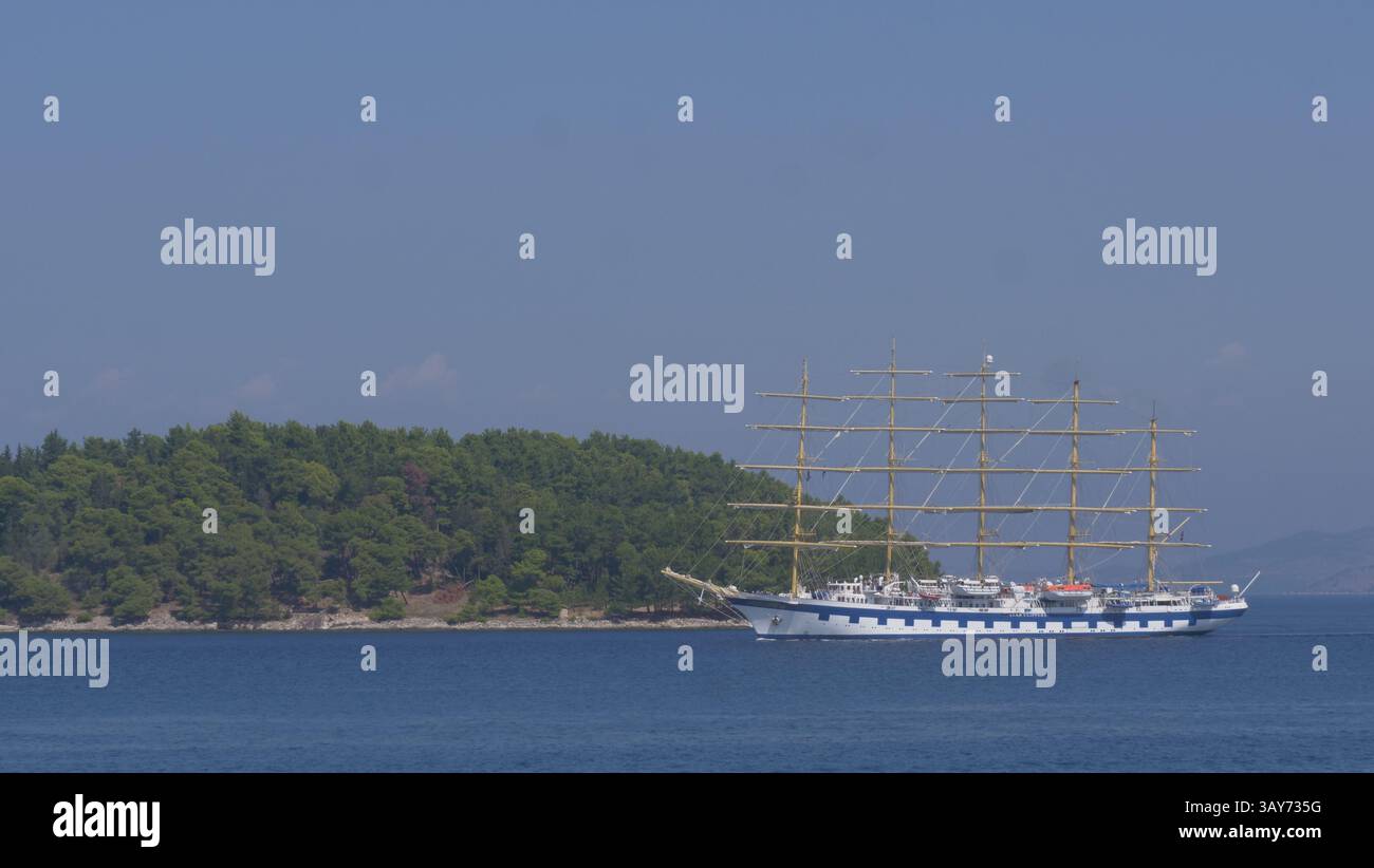 La Royal Clipper è un veliero a cinque alberi con scafo in acciaio e completamente equipaggiato, utilizzato come nave da crociera che passa accanto all'isola di Vidos. Foto Stock