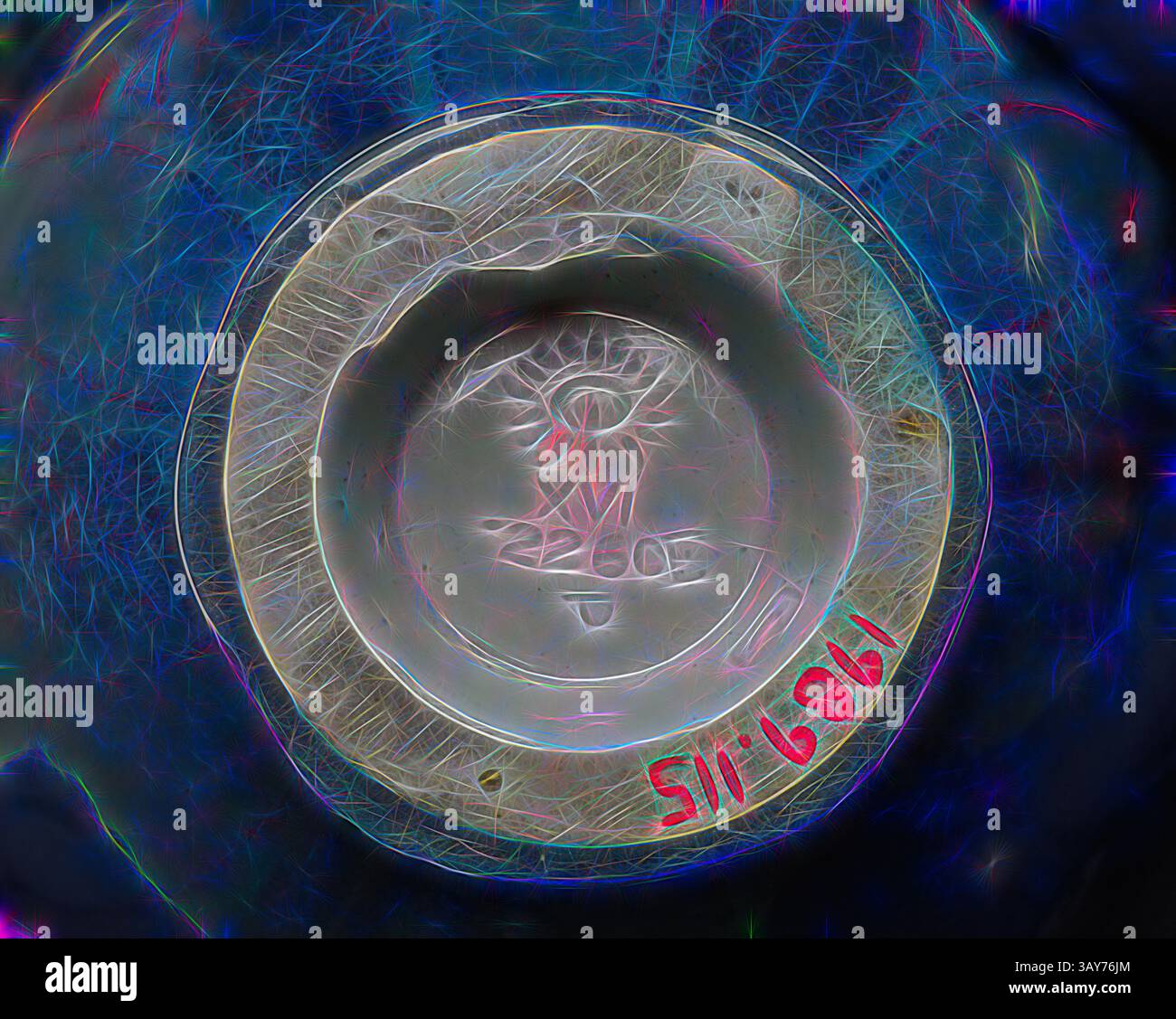 Un piatto decorativo presenta disegni intricati al centro, con vivaci marcature intorno al bordo che suggeriscono sia l'arte che la storia. La cura artigianale cattura l'attenzione, mettendo in risalto la consistenza e i dettagli del pezzo. Ciotola, ceramiche in legno di rookwood, produttore (americano), Arthur Conant, decoratore (1889-1966), 1916, terracotta, smalto porcellanato morbido, 4 x 6-5/8 x 6-5/8 poll., impressionato, lato inferiore: RP [lettere congiunte circondate sulla parte superiore e laterale da 14 tratti corti, o fiamme], XVI, â€¢ 226CE, [laterale] P con monogramma, lato inferiore, bordo interno della base: C [interno rettangolo], decorativo Foto Stock