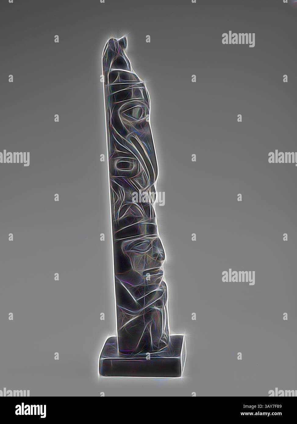 Un'alta scultura allungata presenta intricate incisioni che raffigurano una miscela di forme umane e astratte. I volti e gli schemi dettagliati evocano un senso di antica arte, trasmettendo significato culturale e profondità., modello totem, popolo Kaigani Haida, 1850-1887, argillite, 11-1/4 x 3 x 2-7/8 poll., Arti native delle Americhe, arte classica con un tocco moderno reinventata da Artotop Foto Stock