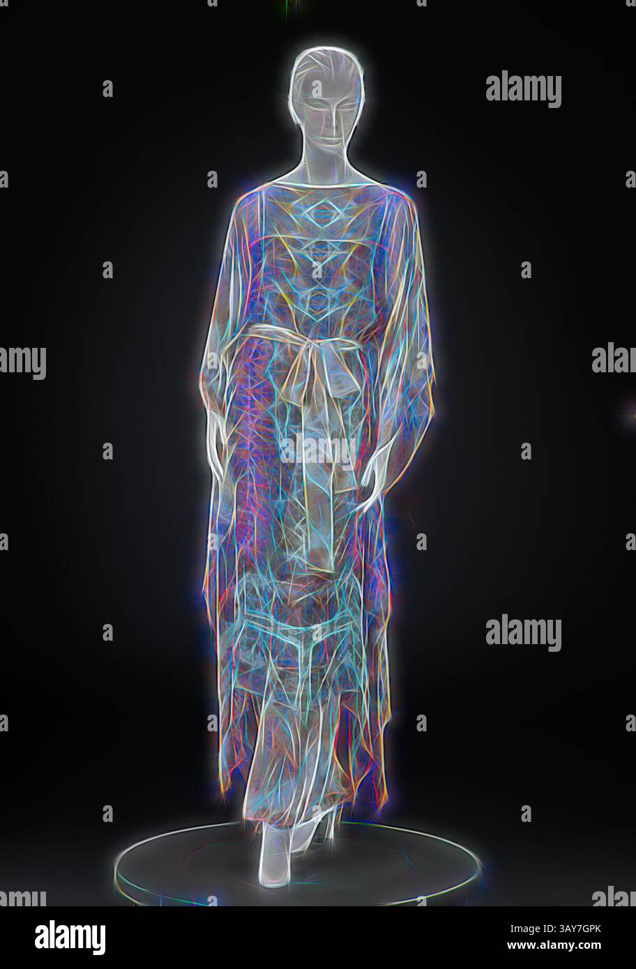 Una rappresentazione stilizzata di un capo fluente esposto su un manichino, caratterizzato da fantasie intricate e da un bagliore morbido ed etereo che enfatizza la sua silhouette elegante. Caftan, fascia, tuta, Joe T. Lindsay, designer (1951-1991), 1976-1977, chiffon di seta e crepe de chine di seta, tinta con cravatta, nessun dettaglio di misurazione., C) tuta: etichetta, cucita: s, etichetta, cucita: 100% SETA, solo lavaggio a secco etichetta, cucita: di joe, JOE LINDSAY CHICAGO, Textile and Fashion Arts, arte classica con un tocco moderno reinventata da Artotop Foto Stock