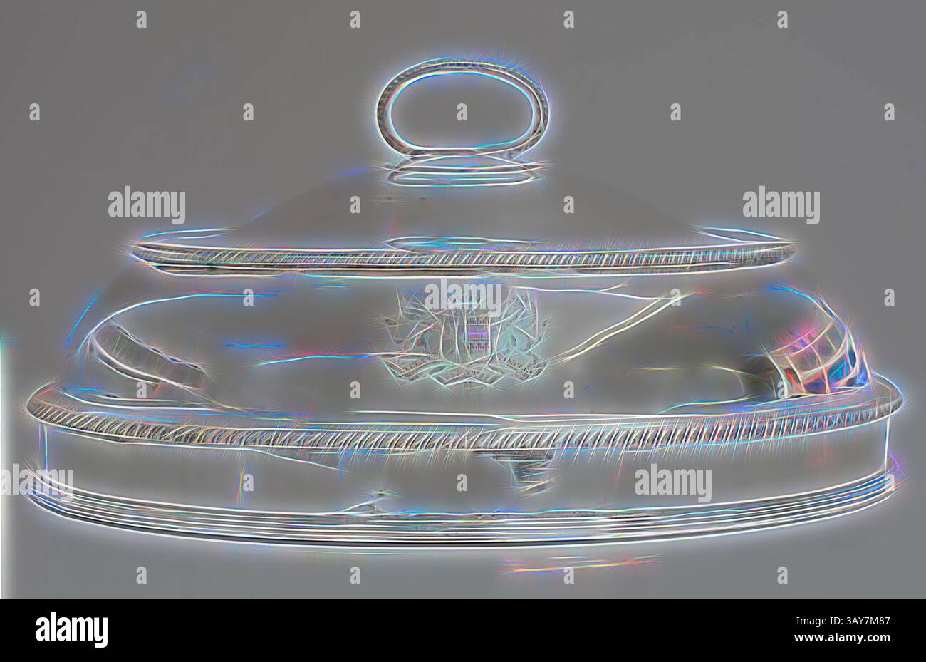 Un elegante abito con emblema decorativo e un elegante manico sulla parte superiore. I dettagli intricati e la superficie riflettente creano un effetto visivo sorprendente., copertina piatto di carne, circa 1800, metallo base placcato argento, 8 x 16-1/2 x 11-1/2 poll., inciso, sulla parte anteriore con cuscinetto armato: Vivere Sat vincere, M, Miller House, arte classica con un tocco moderno reinterpretato da Artotop Foto Stock