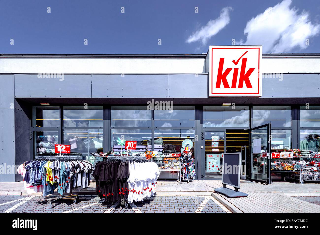 Steszew, Polonia - 22 aprile 2025: Un negozio Kik in una giornata di sole, Kik è una catena internazionale di negozi di abbigliamento a prezzi scontati con sede in Germania. Foto Stock