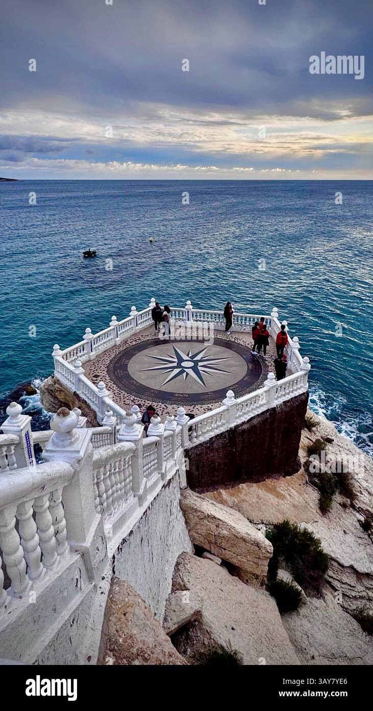 Questa immagine cattura una vista panoramica da una piattaforma costiera decorata con un grande design di rose a bussola. Le balaustre bianche incorniciano la vista del torchio - Immagine stock catturata con smartphone
