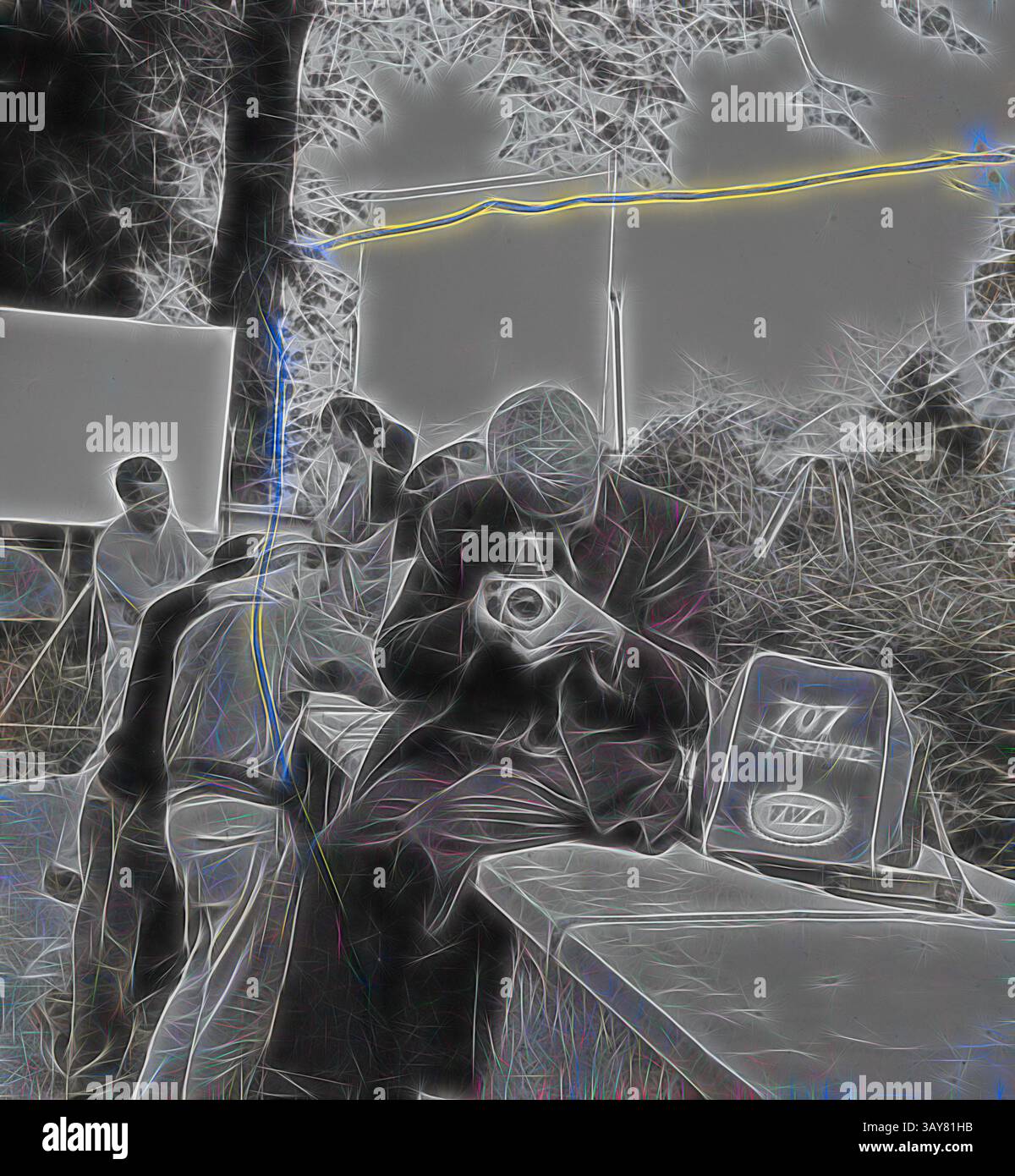 Un gruppo di individui interagisce in un ambiente creativo, con una persona che si concentra sull'acquisizione di un momento attraverso una fotocamera, mentre altri si impegnano in varie attività nelle vicinanze, tutte ambientate in uno sfondo astratto che aggiunge un'energia vibrante alla scena., Weegee che scatta fotografie sul set cinematografico, Monaco, sconosciuto, fotografo, circa 1960, stampa in argento gelatina, 5 x 4-5/8 poll., segni di ritaglio incisi a inchiostro, c.r., arte classica con un tocco moderno reinventata da Artotop Foto Stock