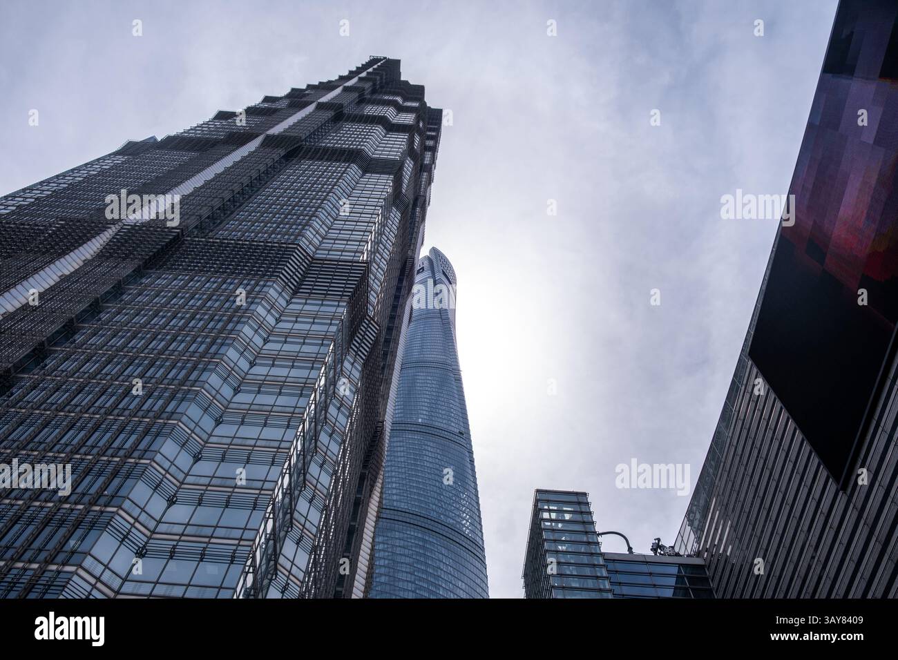 Edifici cittadini contro il cielo blu, grattacieli alti per uffici con vista ad angolo basso Foto Stock
