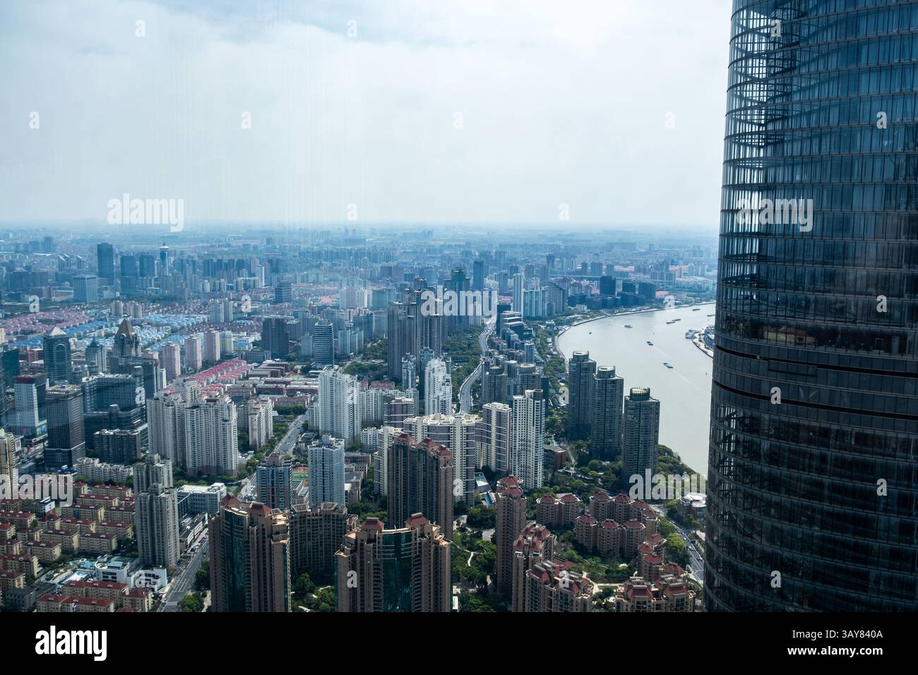 Vista dello skyline di Shanghai dall'alto. Alte torri, grattacieli commerciali a Lujiazui e sul fiume Huangpu. Cina Foto Stock