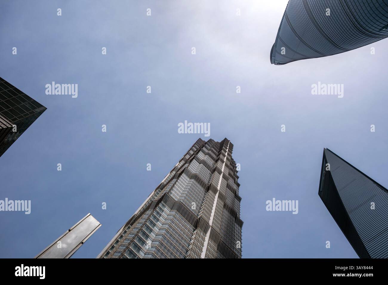 Edifici cittadini contro il cielo blu, grattacieli alti per uffici con vista ad angolo basso Foto Stock