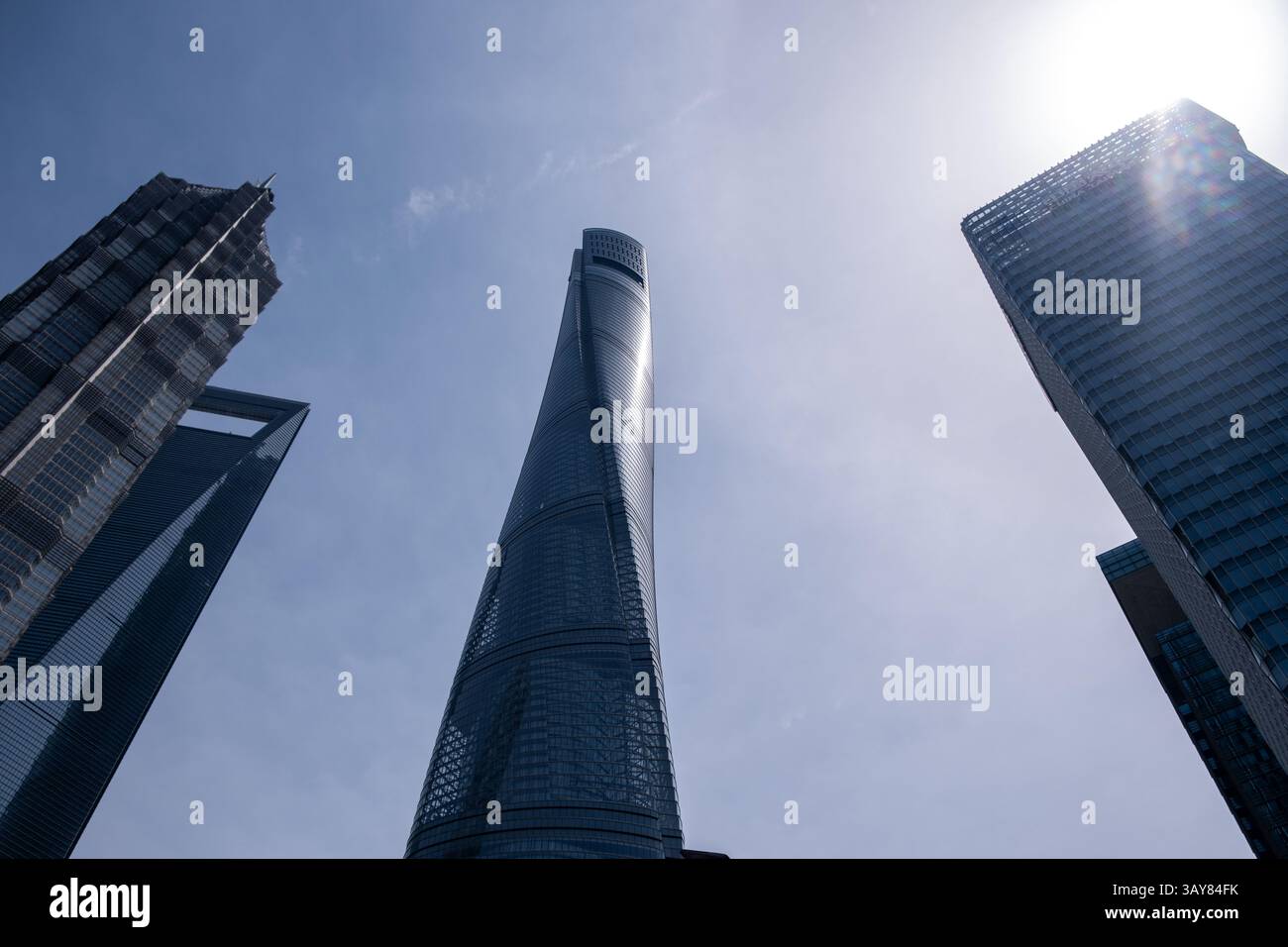 Edifici cittadini contro il cielo blu, grattacieli alti per uffici con vista ad angolo basso Foto Stock