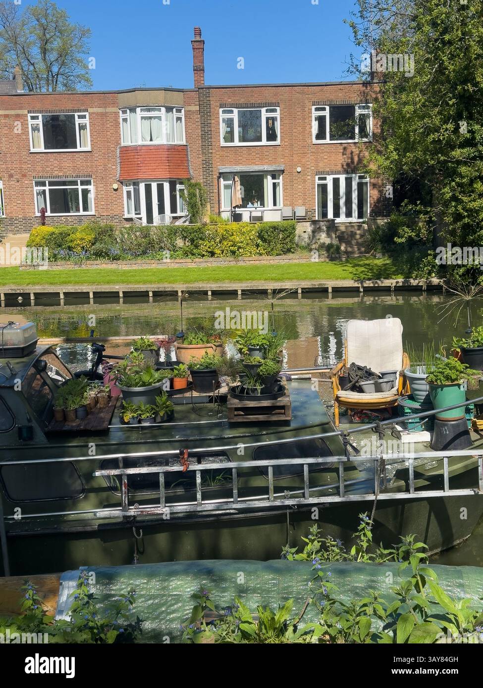 17 aprile 2025 - Cambridge, Regno Unito - Houseboat Riverboat livint sul River Cam a Cambridge. Il Cam supporta oltre 100 barche sul canale e live aboards in tutto il mondo Foto Stock