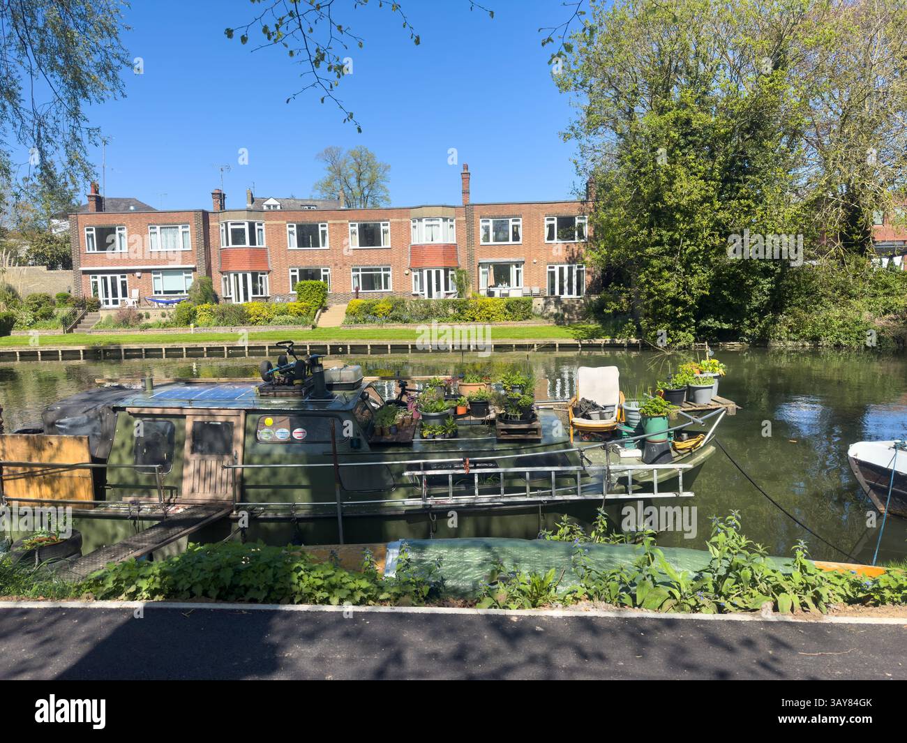 17 aprile 2025 - Cambridge, Regno Unito - Houseboat Riverboat livint sul River Cam a Cambridge. Il Cam supporta oltre 100 barche sul canale e live aboards in tutto il mondo Foto Stock