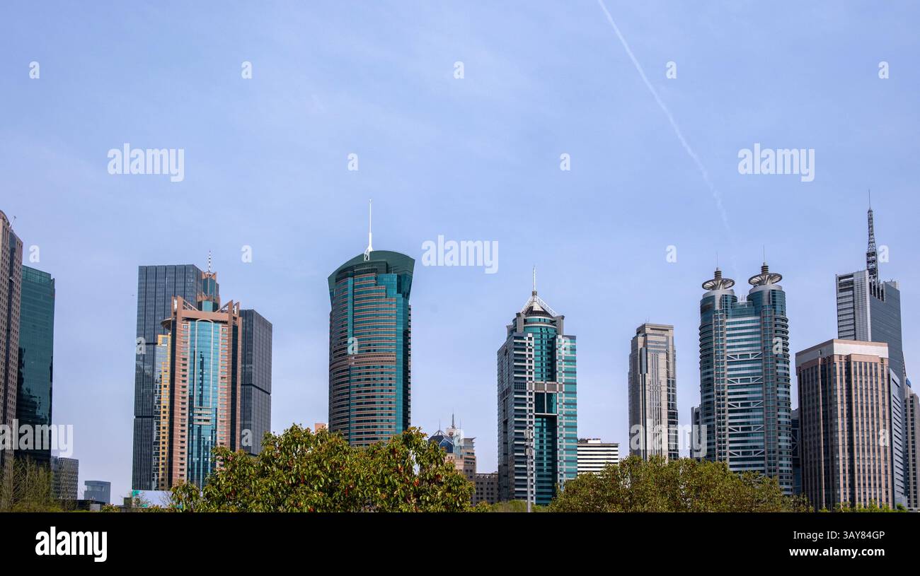 Cina, skyline di Shanghai Lujiazui, architettura alta e moderna, grattacieli commerciali, quartiere finanziario della città. Foto Stock