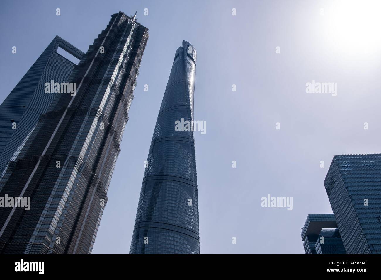 Shanghai, Cina, edifici cittadini. Grattacieli moderni contro il cielo blu, alte torri di uffici in acciaio e vetro Foto Stock