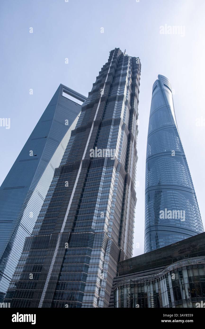 Shanghai, Cina, edifici cittadini. Grattacieli moderni contro il cielo blu, alte torri di uffici in acciaio e vetro Foto Stock